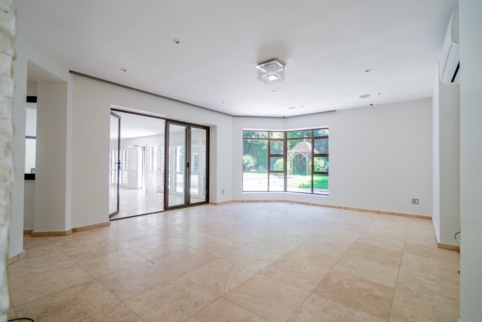 Grand Inanda Residence with Exceptional Bones – 1,003m² Under Roof on 1,859m² Stand