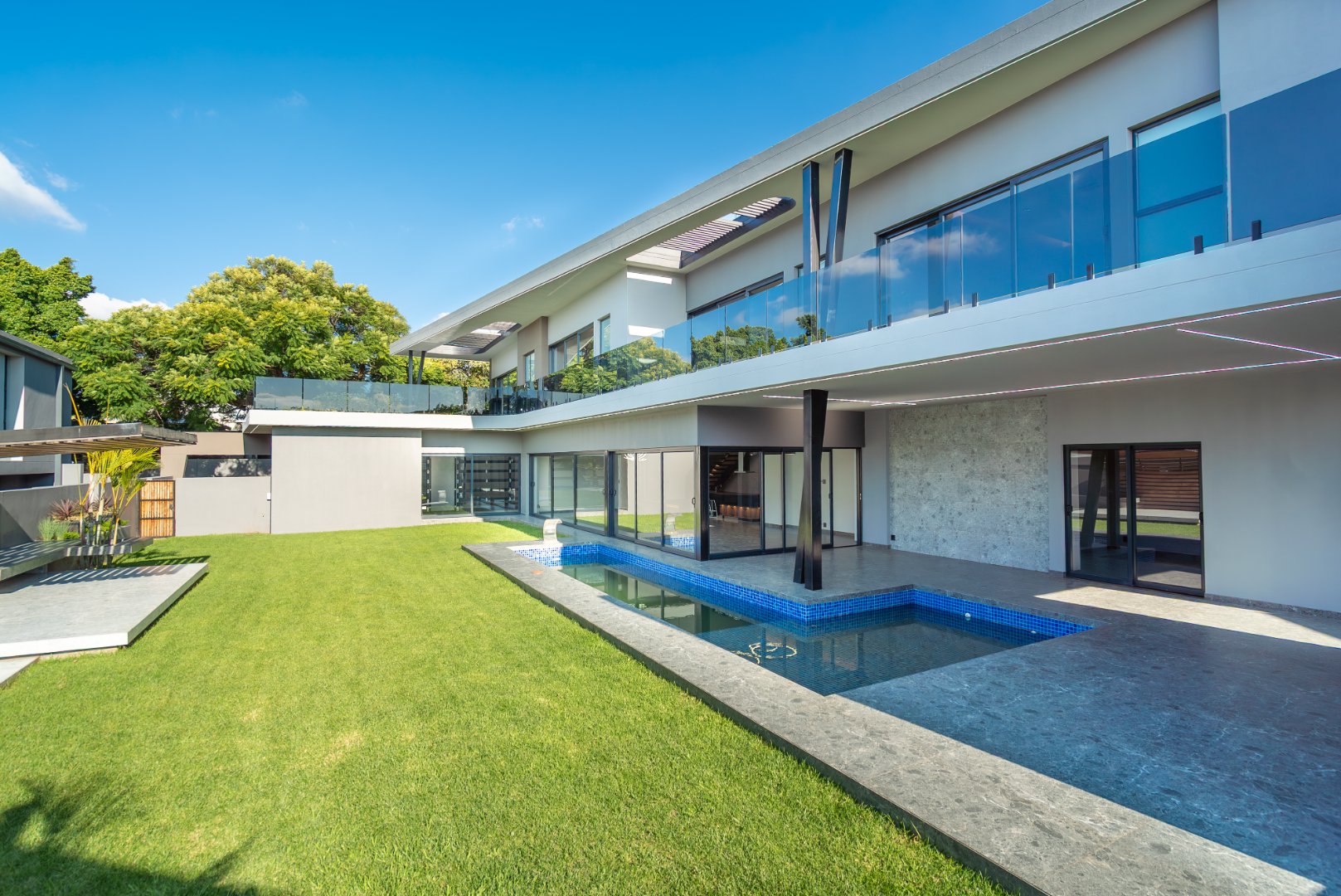 Ultra Exclusive Hyde Park Cluster Living Move In Ready Luxury Residence