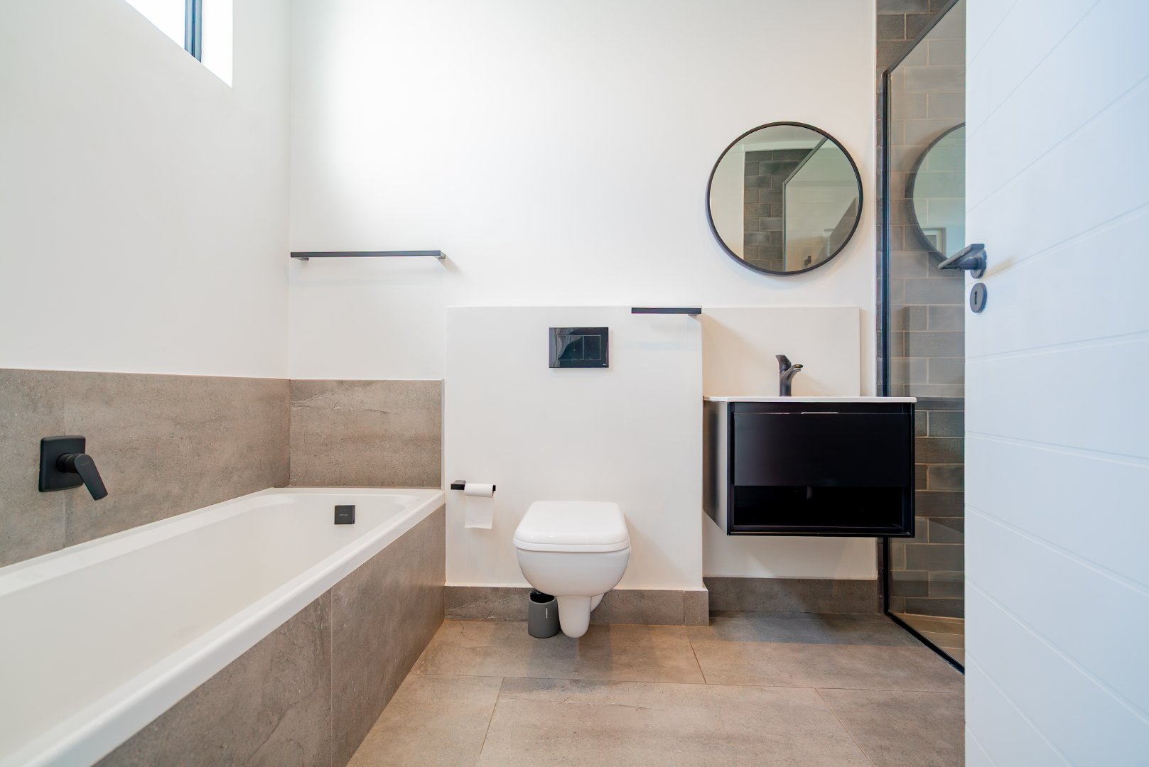 Modern 3 Bed Hyde Park Townhouse with Solar, PJ Lounge & Double Garage