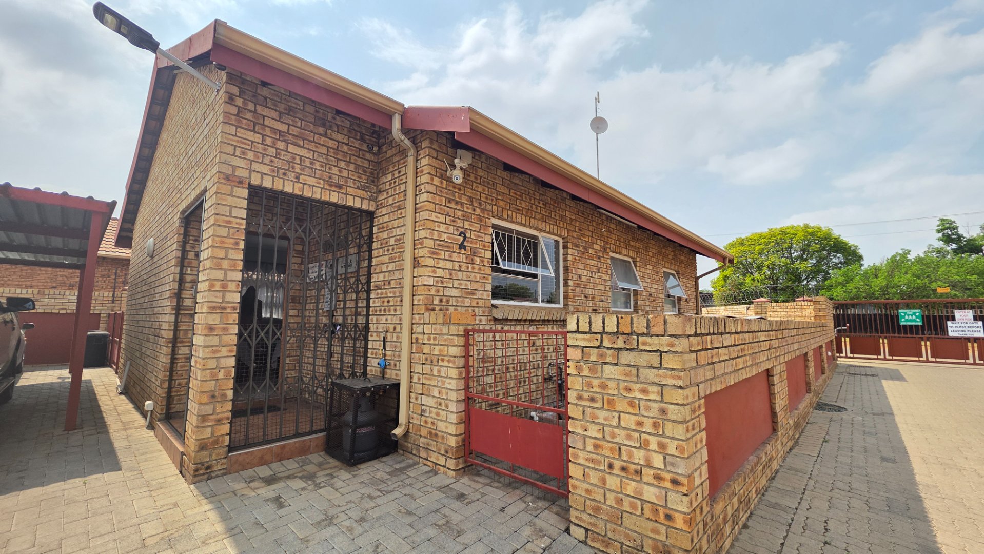 LOVELY, TWO BEDROOM, TWO BATHROOM TOWNHOUSE 