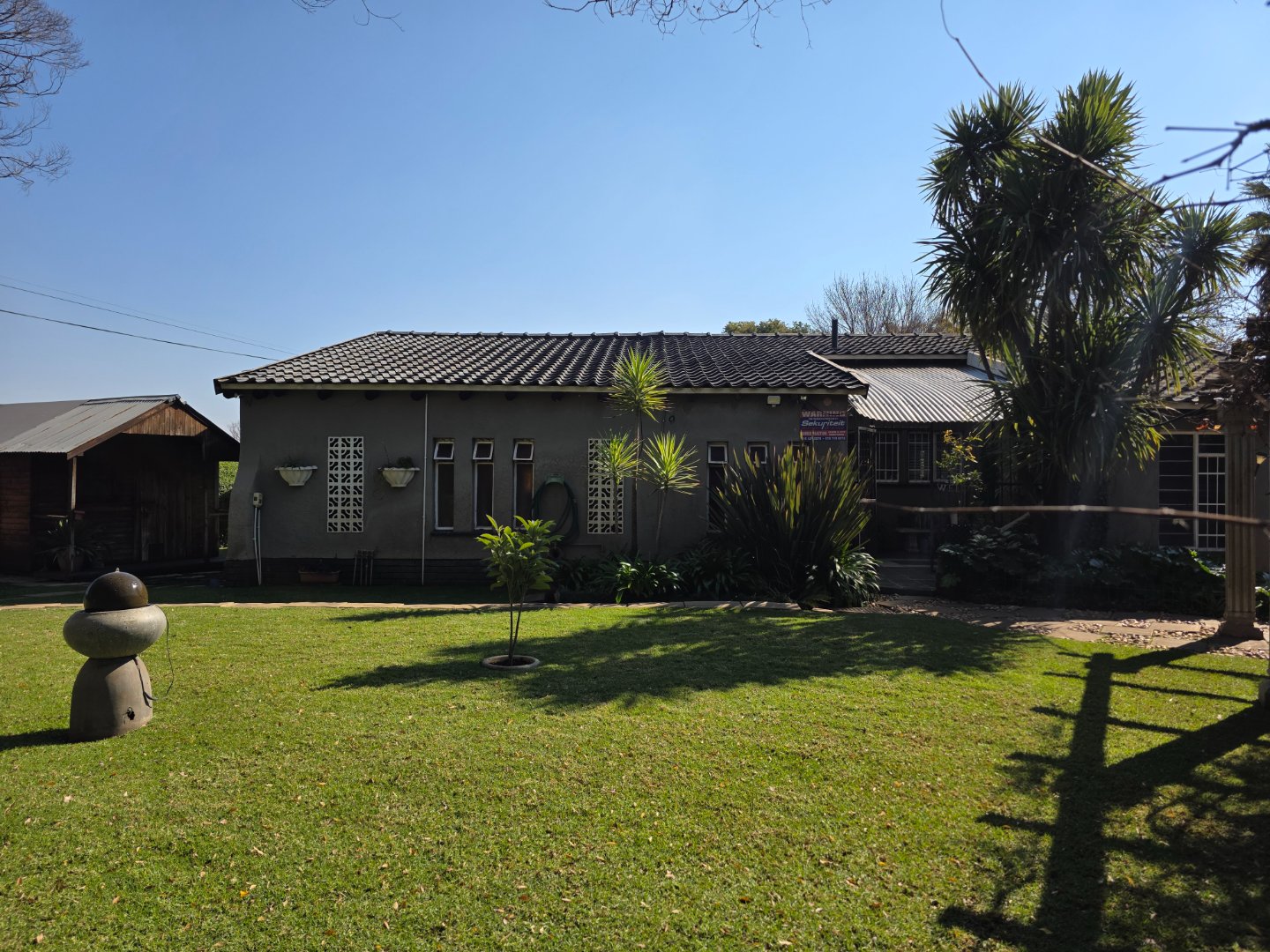 FRONT GARDEN