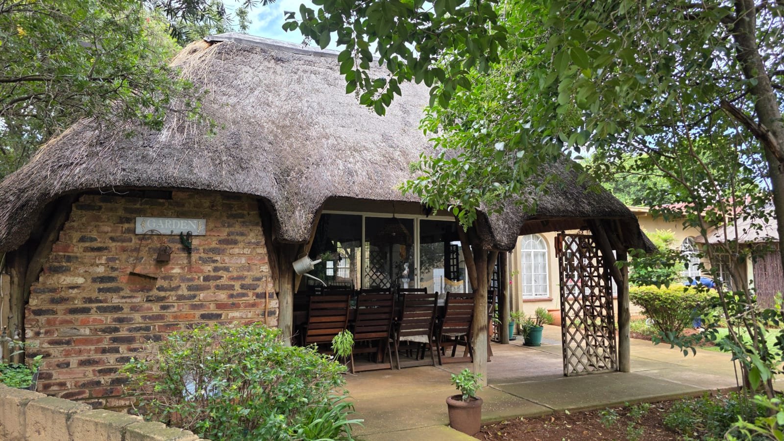 LAPA ATTACHED TO HOUSE