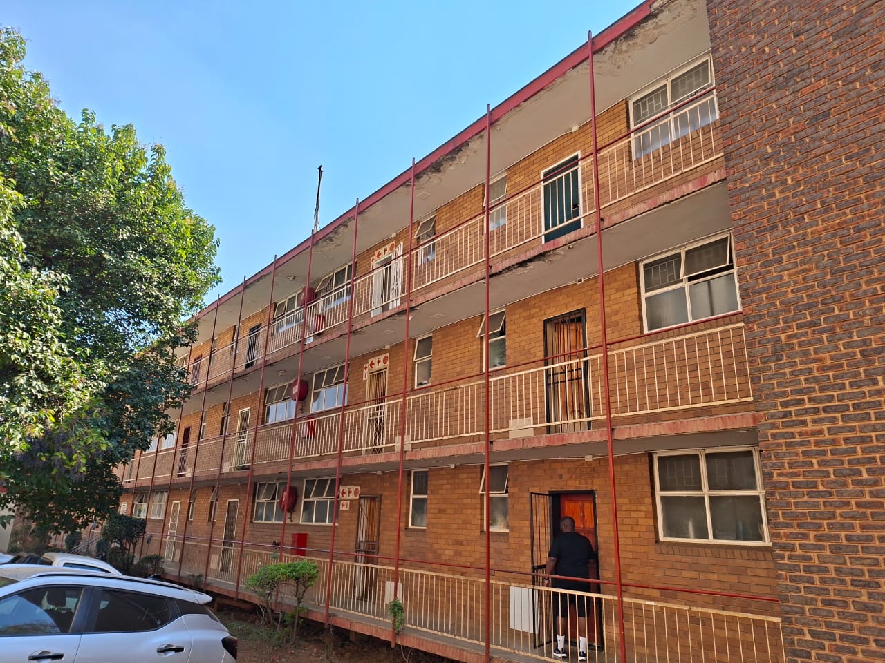1 bedroom flat for sale in proclaimation hill pretoria west - Photo 2