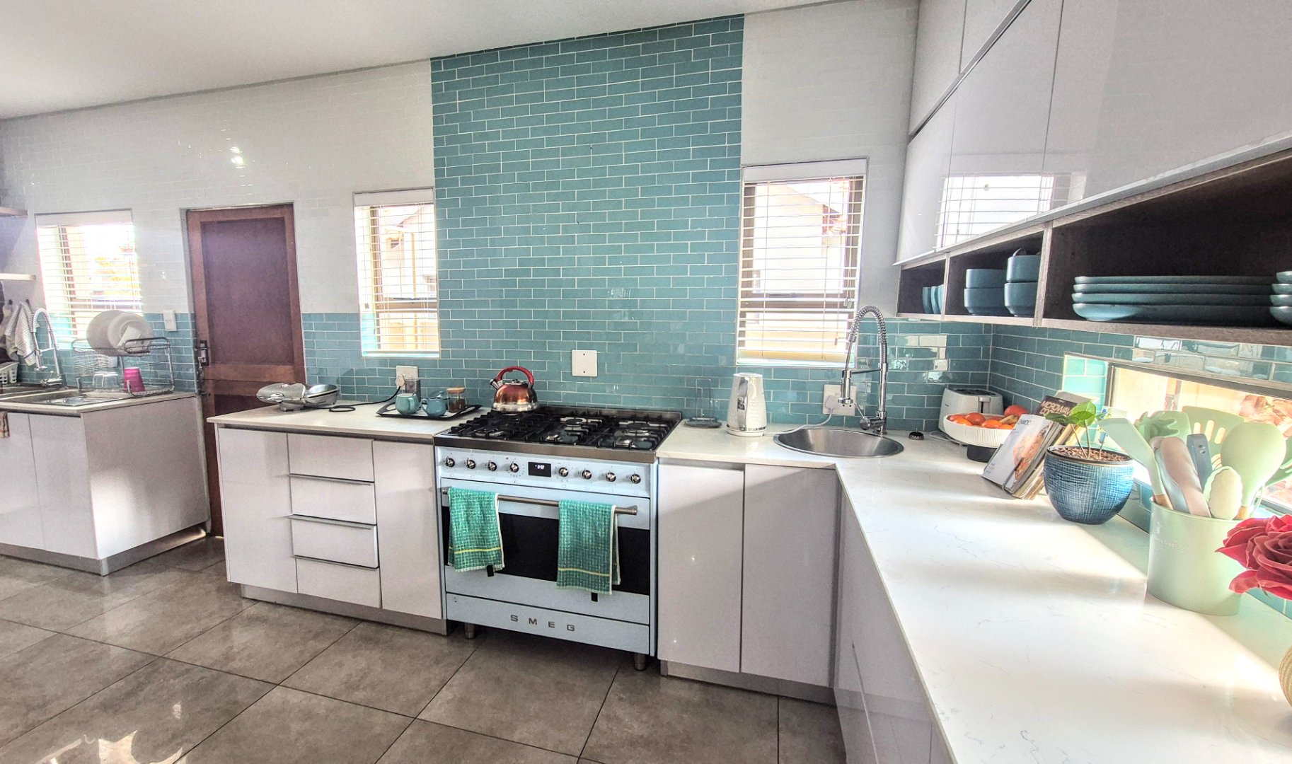Luxury full-title 6 bedroom, a must see, in posh estate!