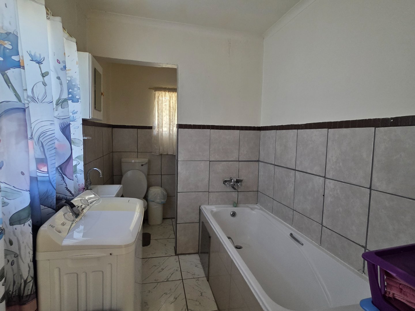 BATHROOM 1 IN FLAT 2