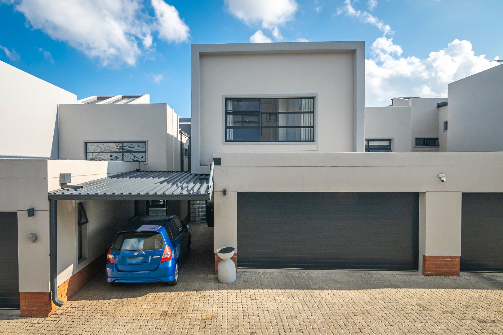 Executive Townhouse with View of Sandton Skyline