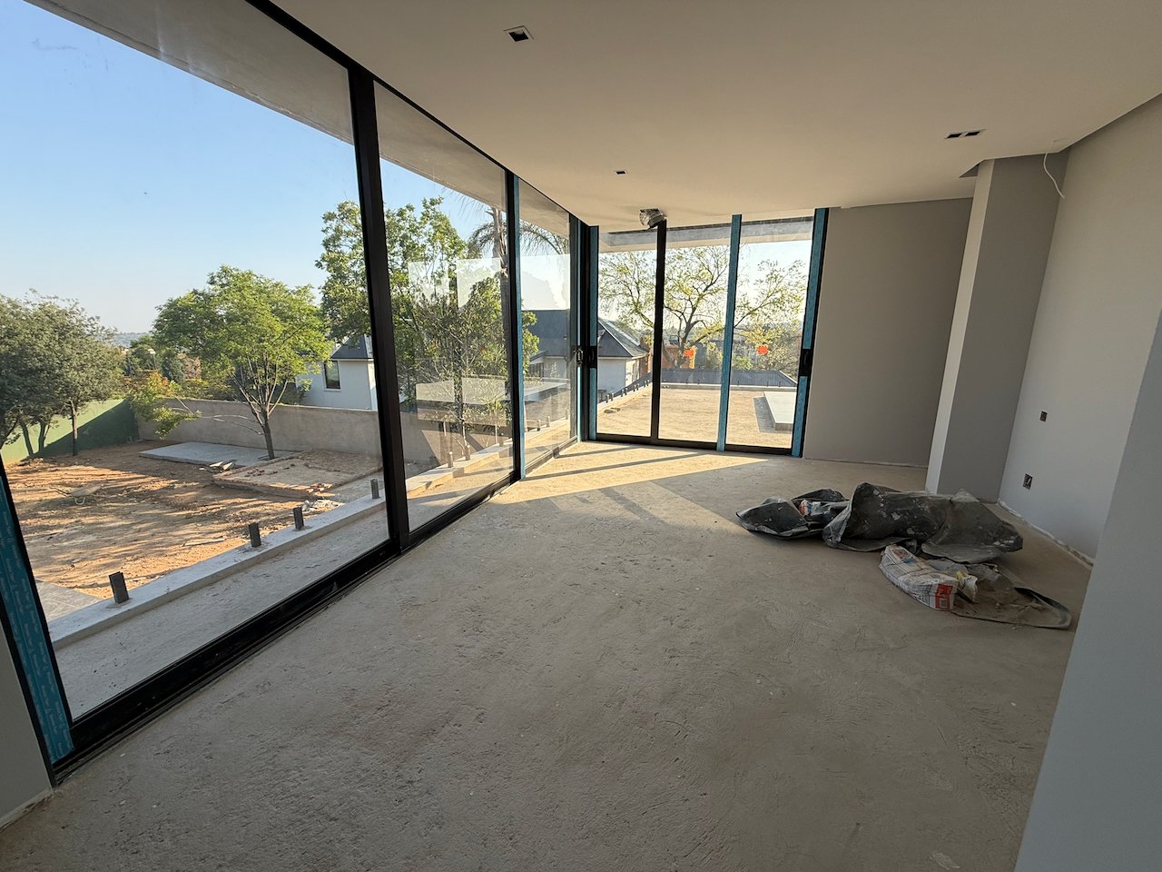 Move In for Christmas: 760 m² Villa Behind a Double Boom in Sandhurst