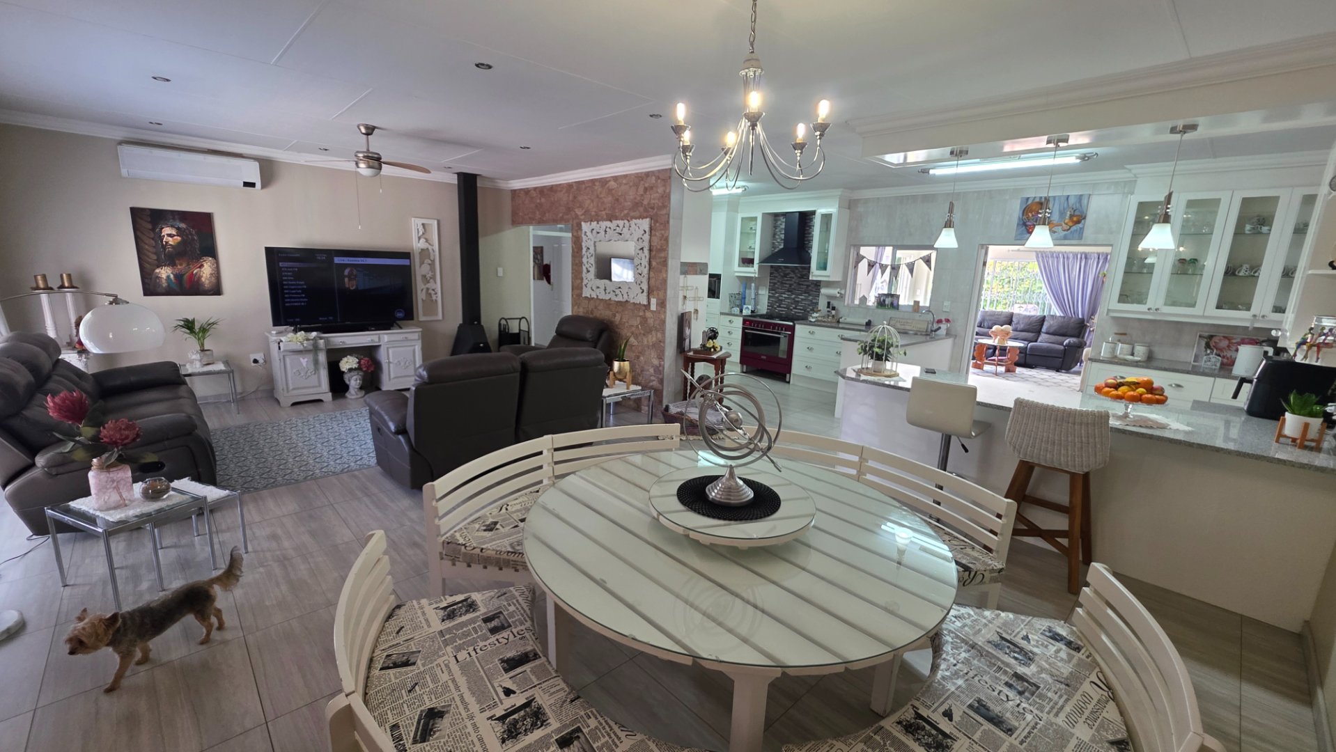 FULL VIEW OPEN PLAN LOUNGE/DINER/KITCHEN