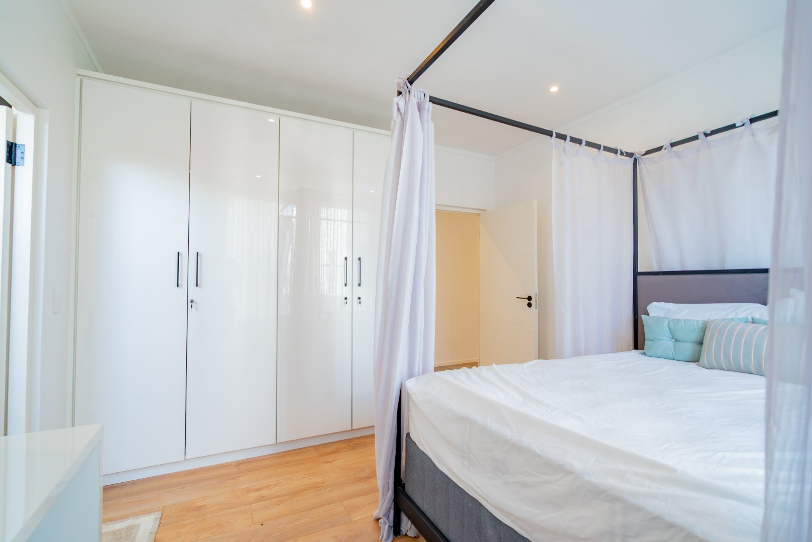 Modern 3 Bed Hyde Park Townhouse with Solar, PJ Lounge & Double Garage