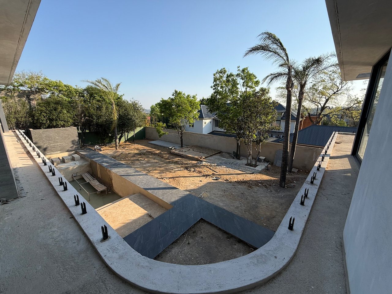 Move In for Christmas: 760 m² Villa Behind a Double Boom in Sandhurst
