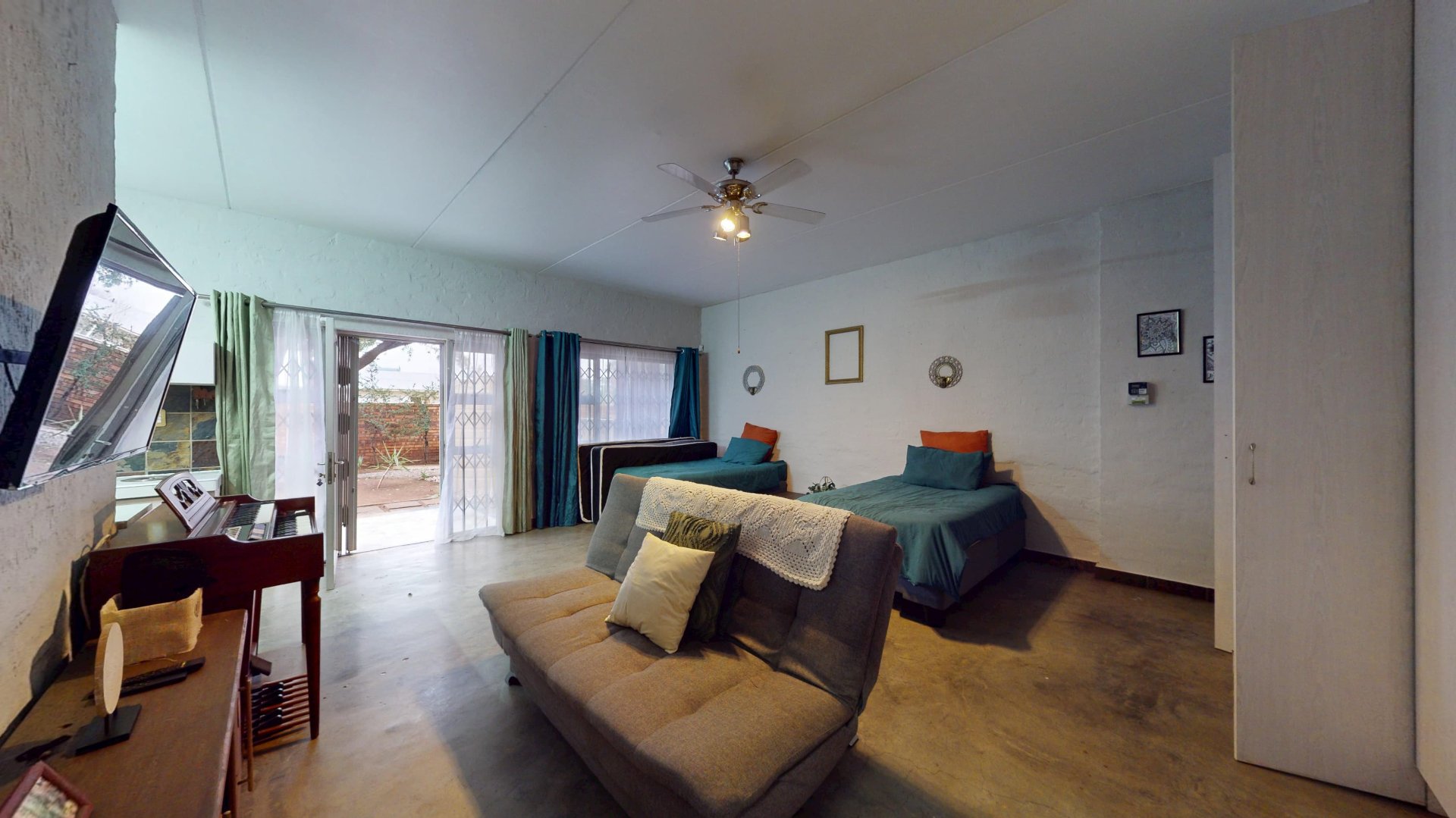 FLAT LOUNGE/BEDROOM