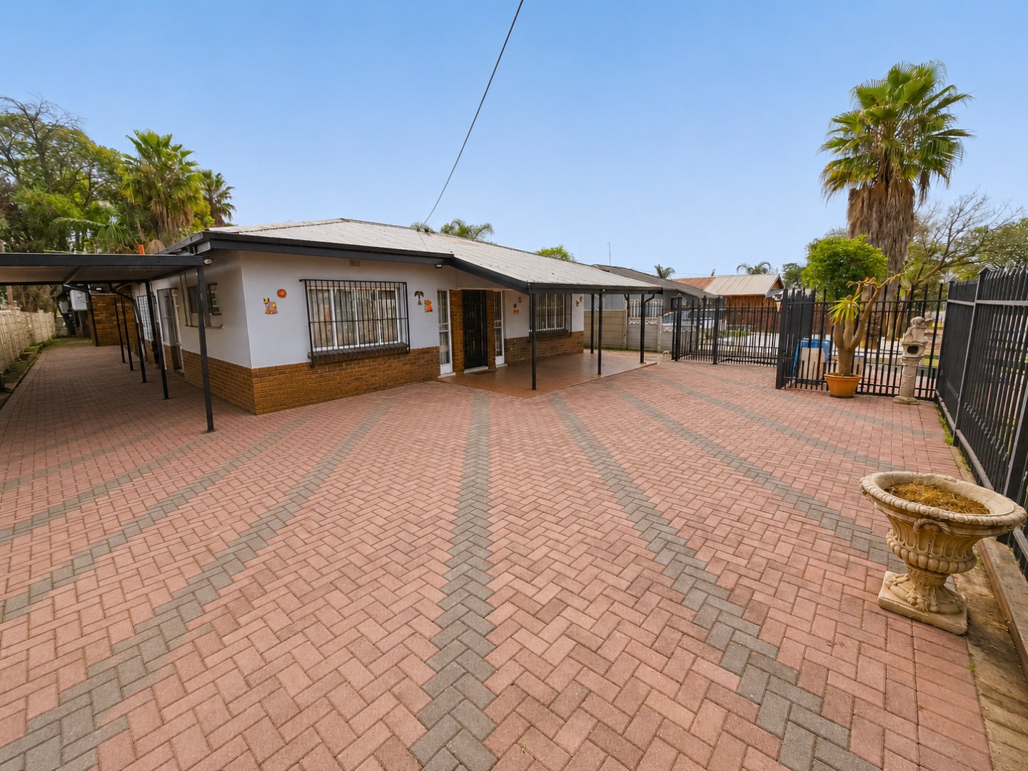 Modern Family Home on Huge Stand with Flatlet & Borehole!