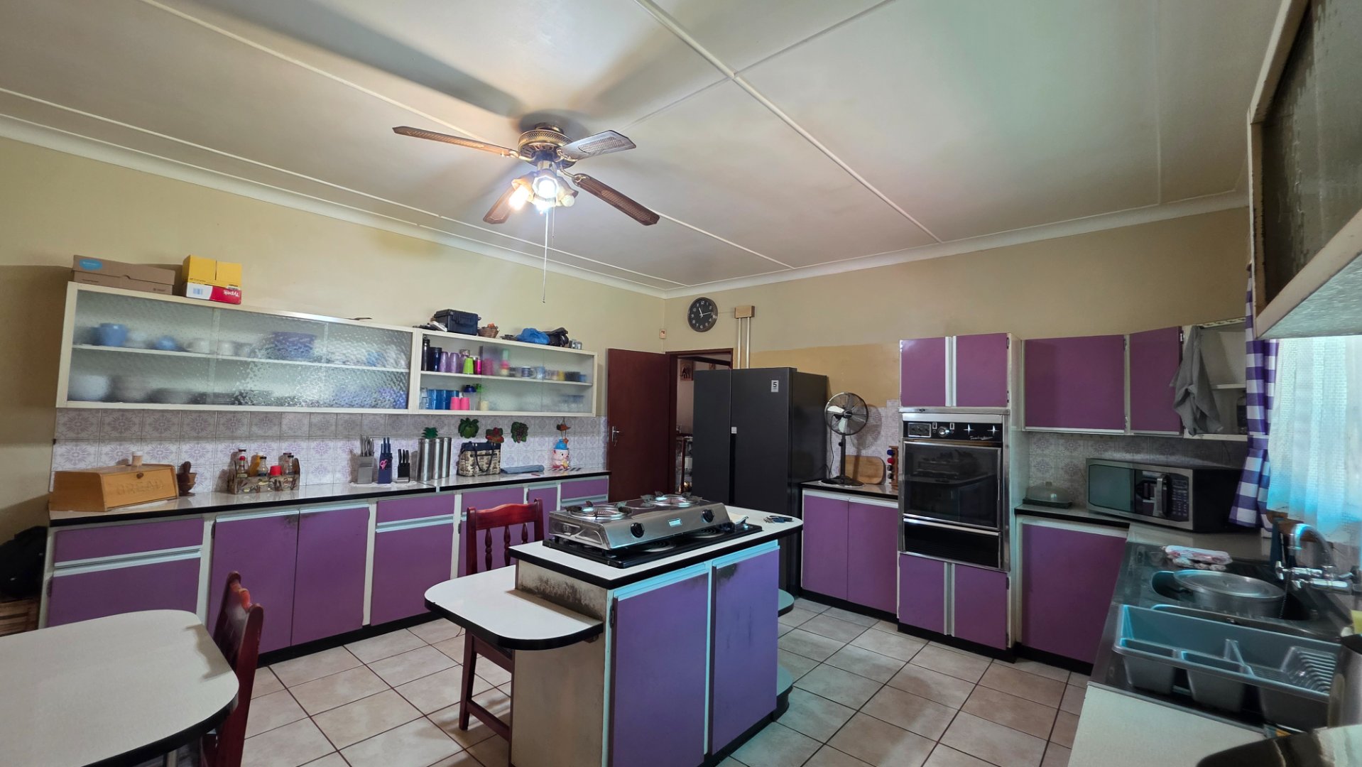 KITCHEN WITH CENTRAL ISLAND