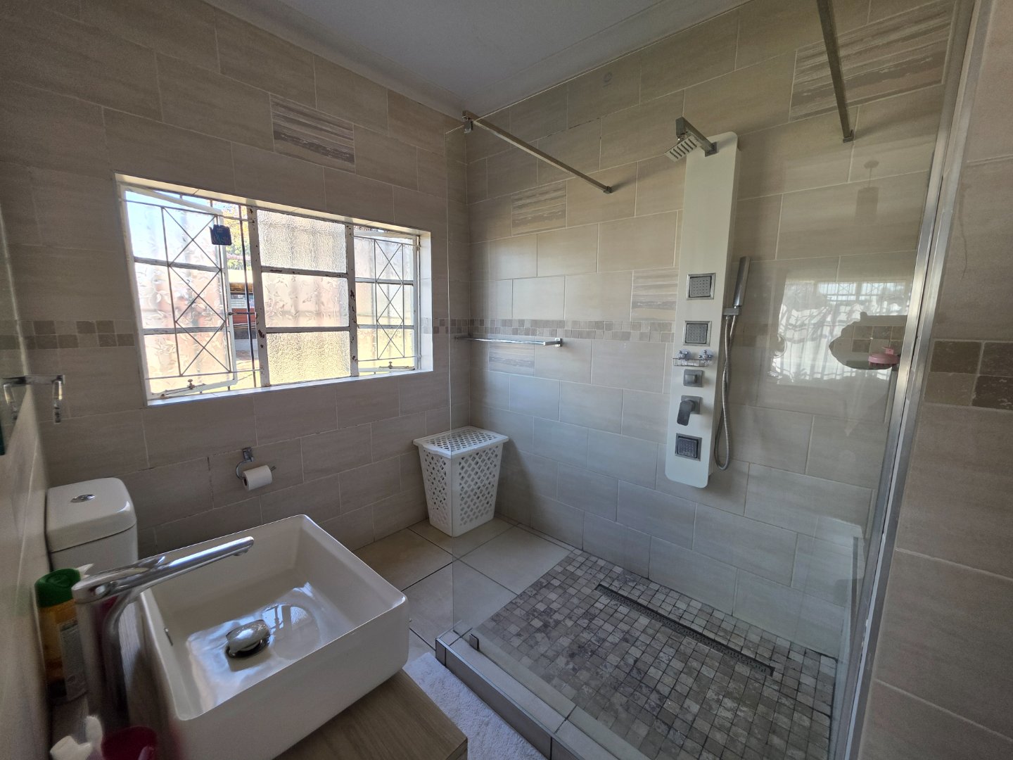EN SUITE BATHROOM/MAIN HOUSE
