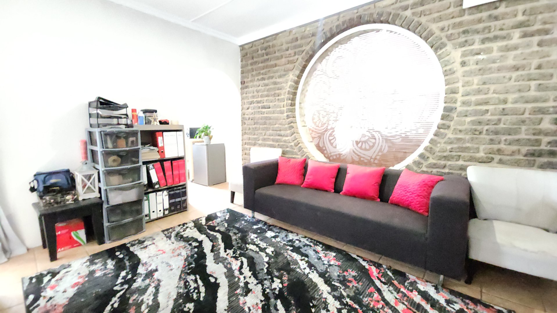 OFFICE SPACE NEXT TO ENTRANCE