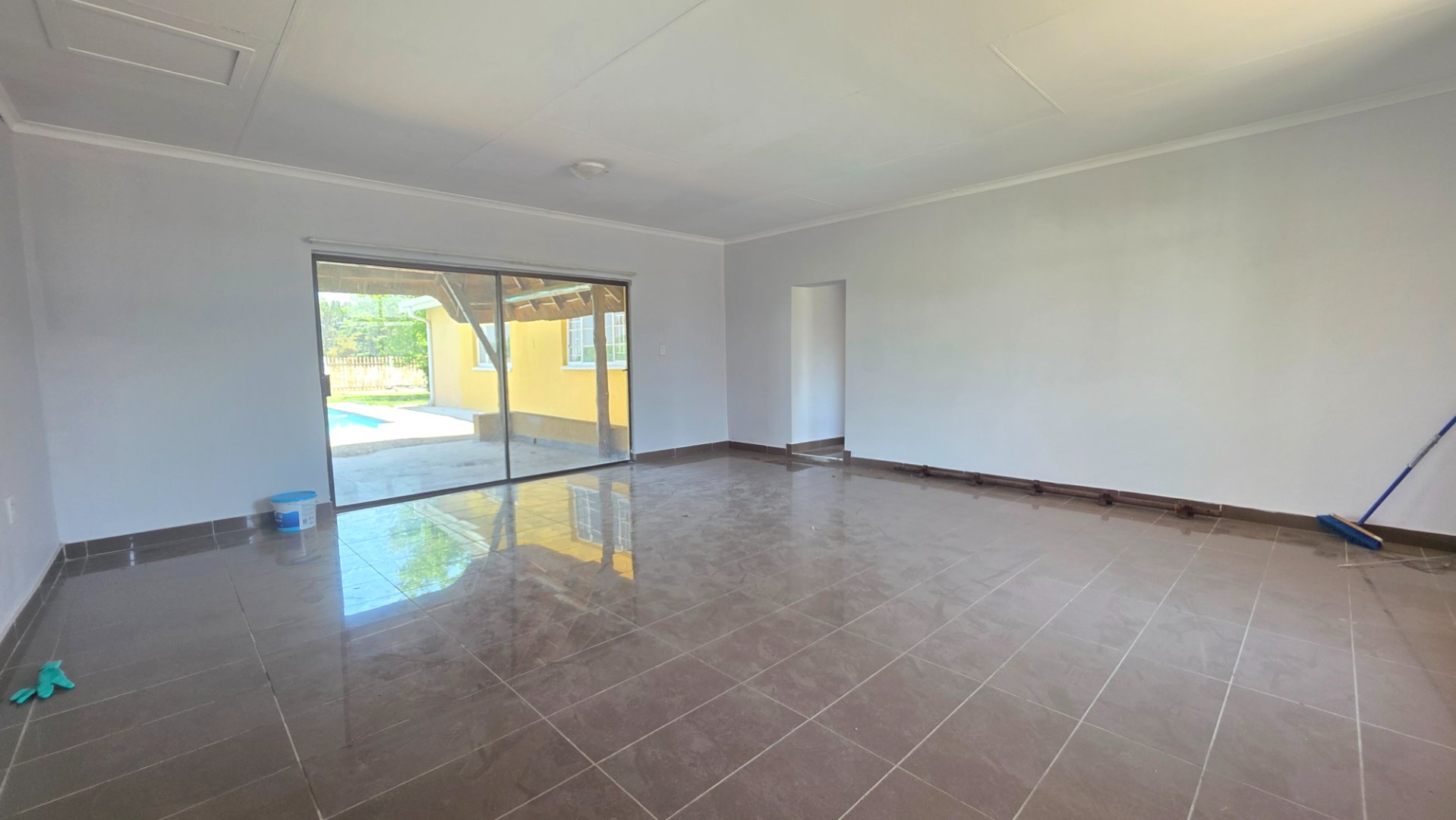 LOUNGE/TV ROOM