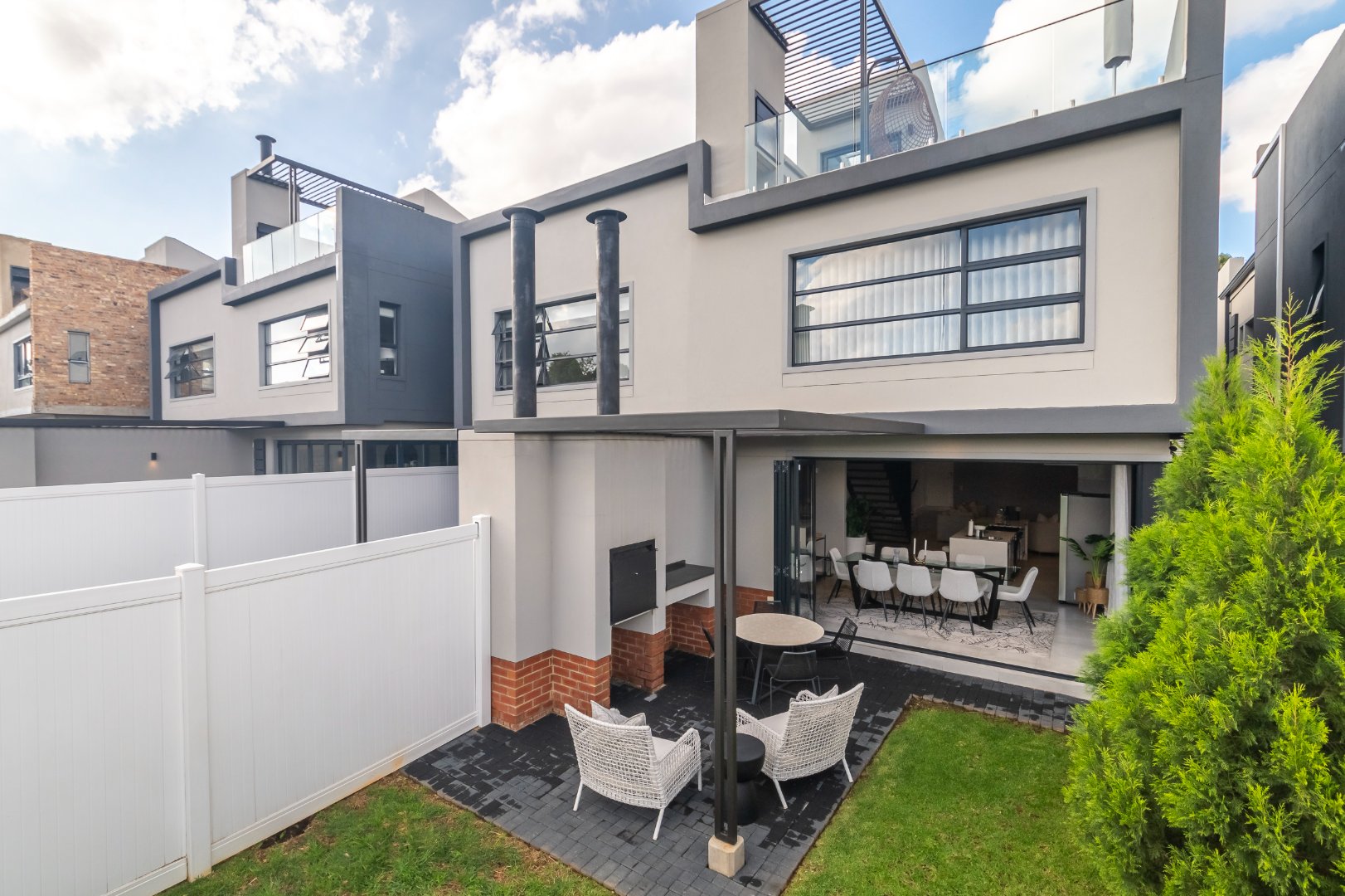Executive Townhouse with Roof Terrace and Sandton View