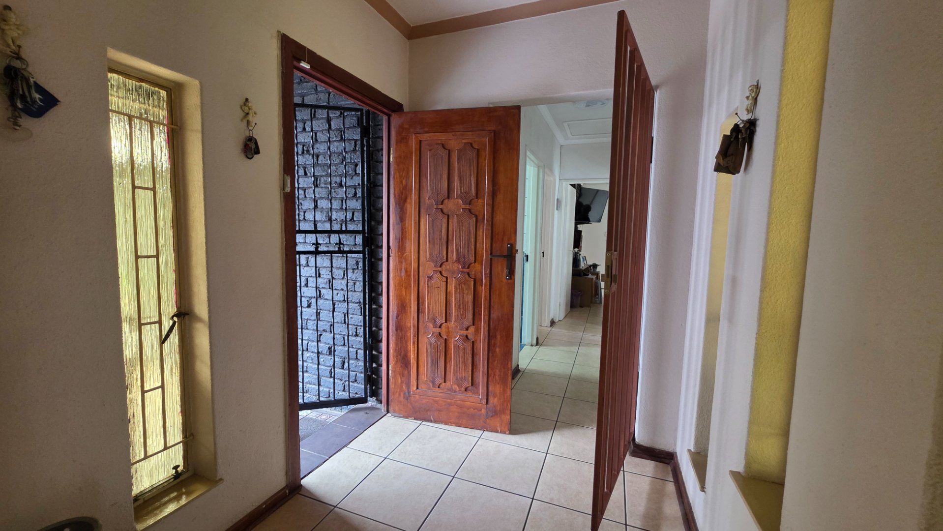 FRONT ENTRANCE TO MAINHOUSE