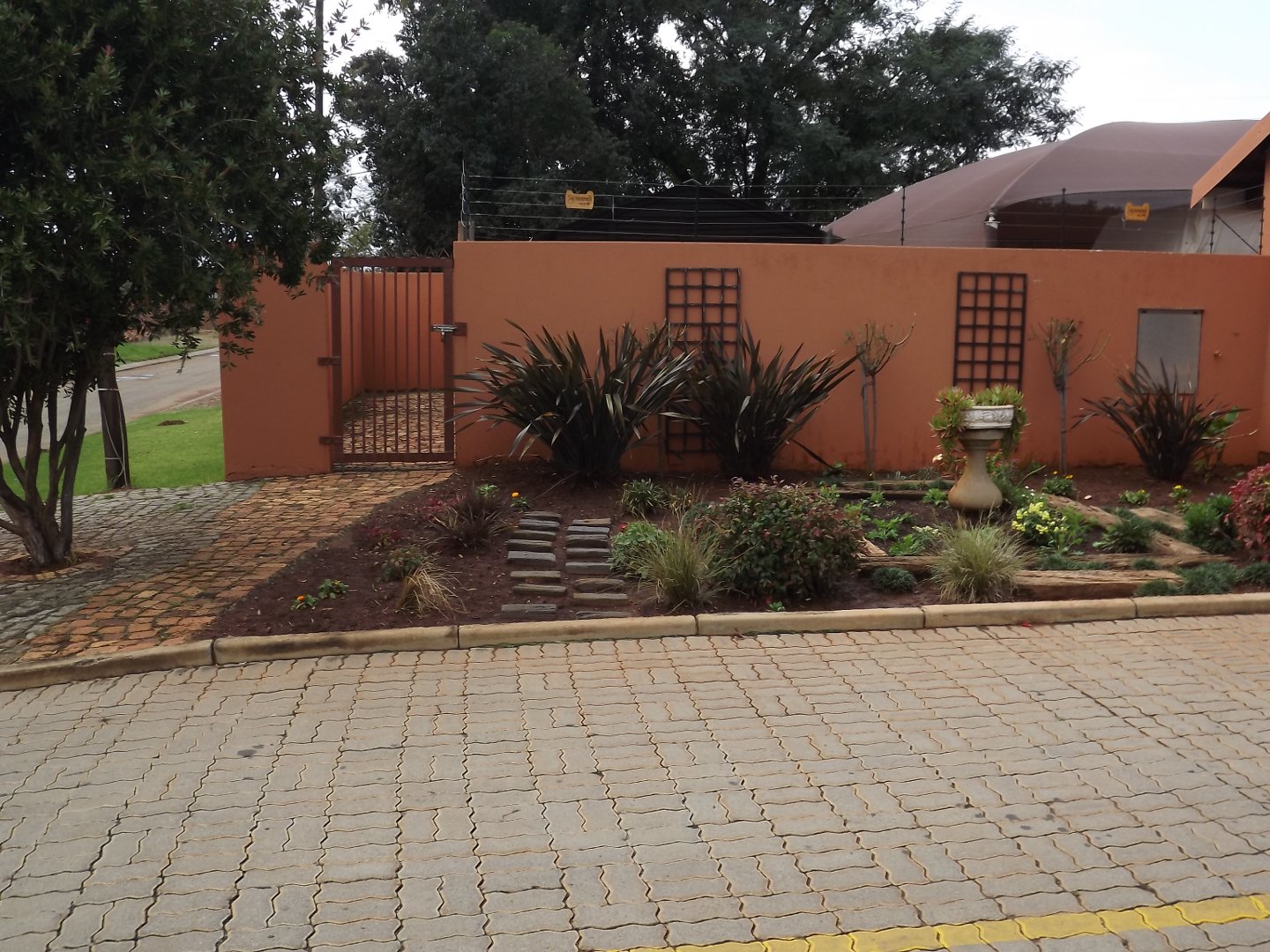 BEAUTIFUL,TWO BEDROOM HOUSE IN A RETIREMENT VILLAGE,WITH A DOUBLE GARAGE AND EXCELLENT SECURITY 