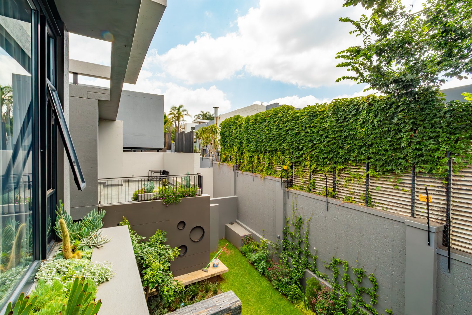 Luxury Cluster Living in an Elite Boomed Enclosure