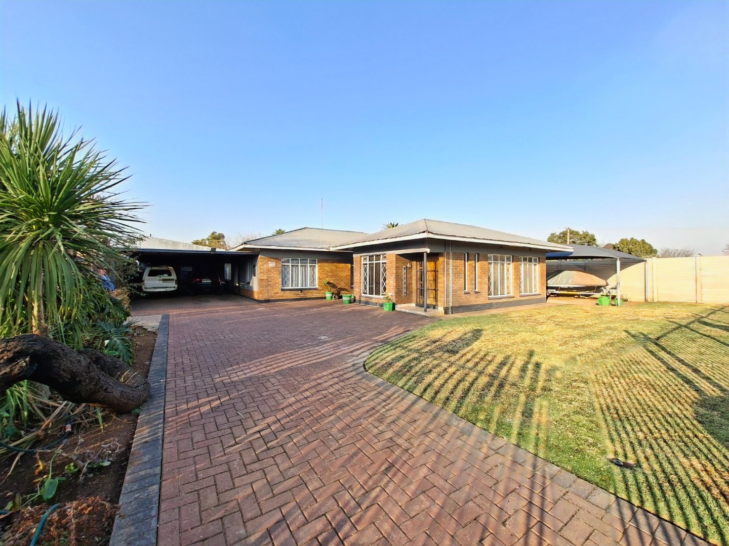 Spacious family home with water, wifi and garden services included 