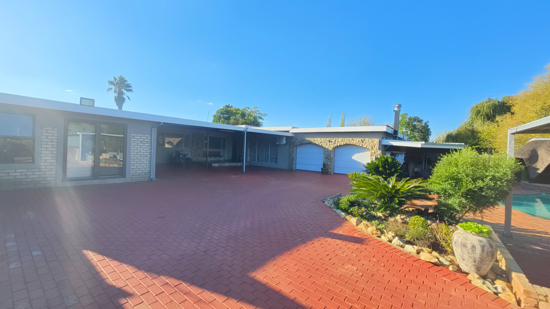 Family Home with Pool and Solar in Rensburg
