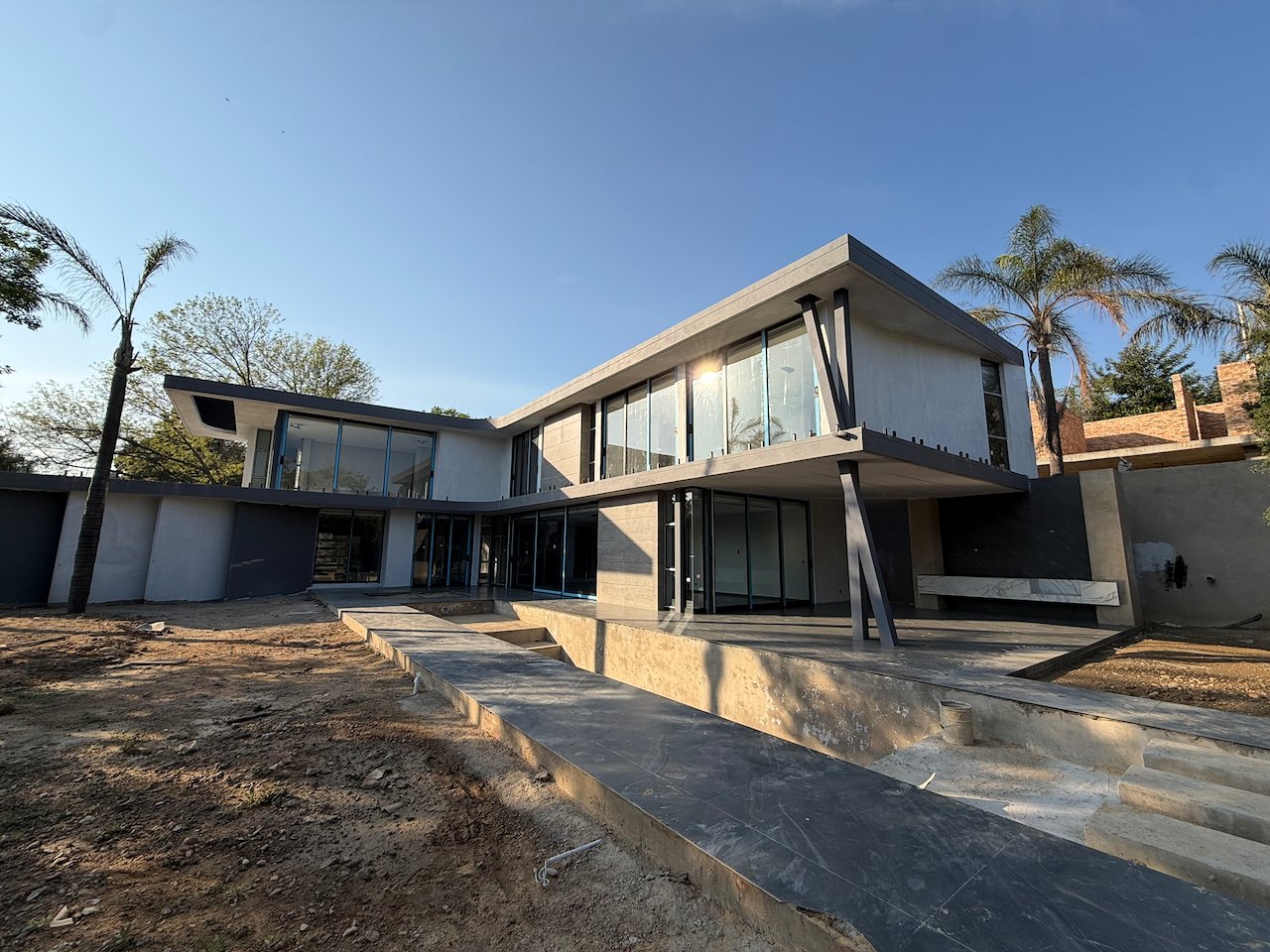 Move In for Christmas: 760 m² Villa Behind a Double Boom in Sandhurst