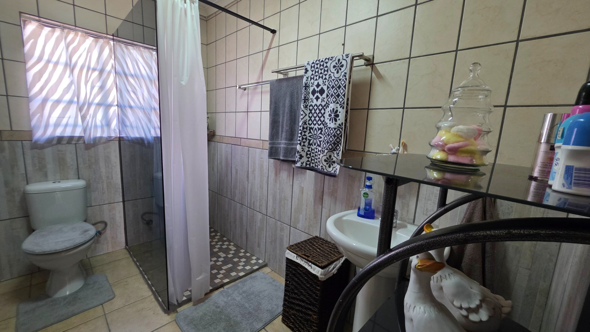 EN SUITE TO MAIN