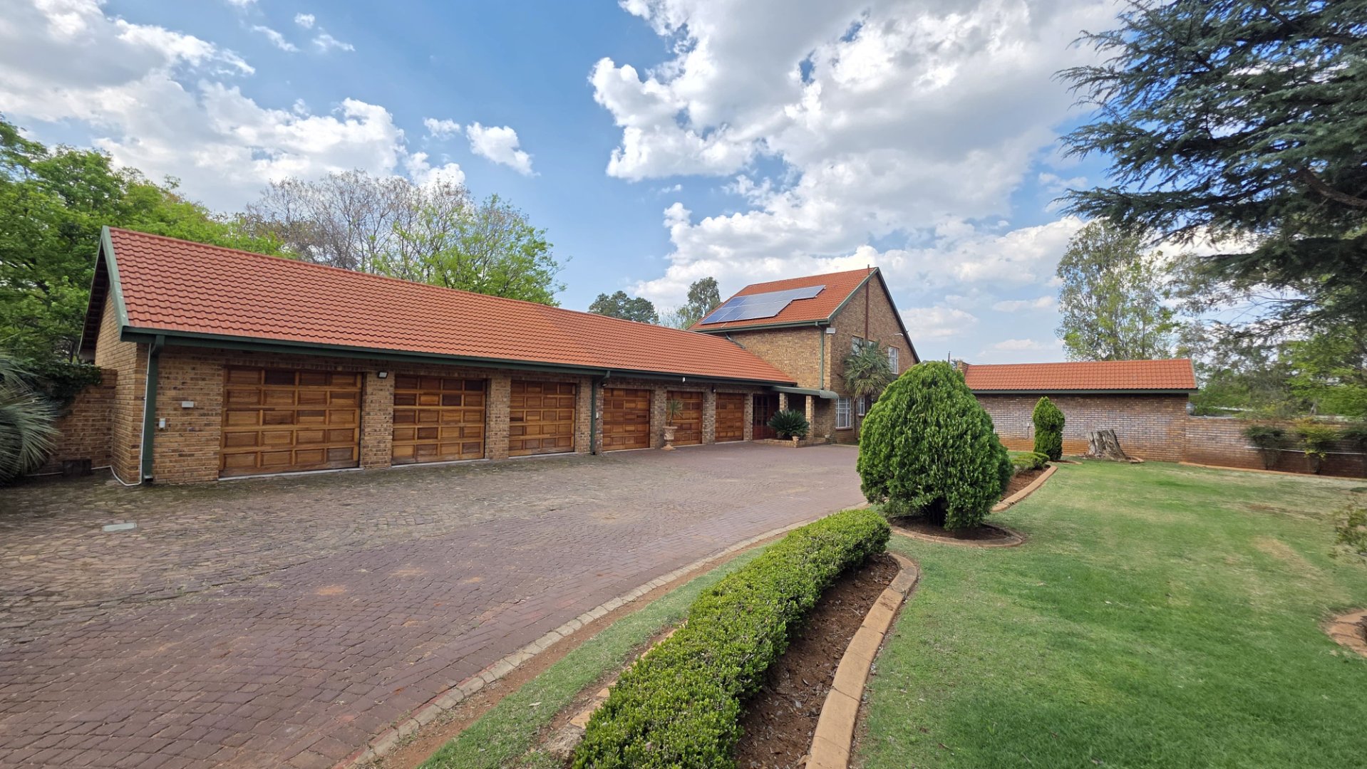 Spacious Family Home with Pool & Entertainment Area
