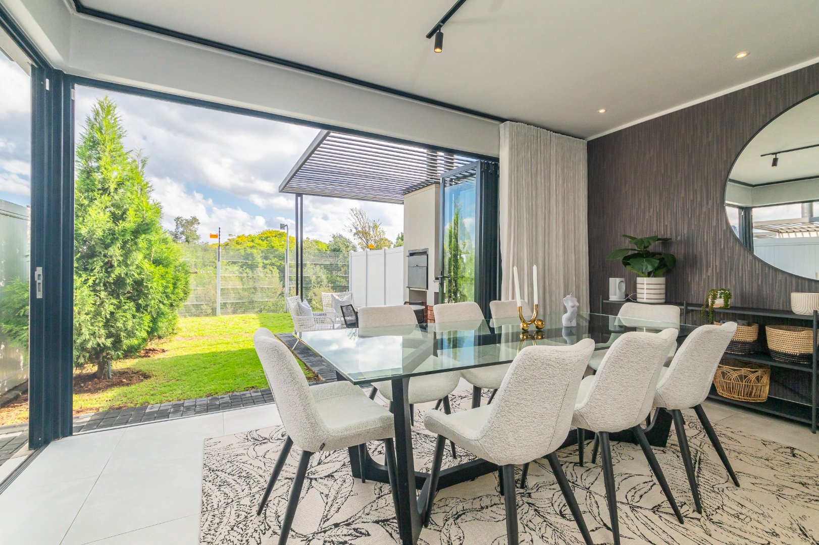 Executive Townhouse with Roof Terrace and Sandton View