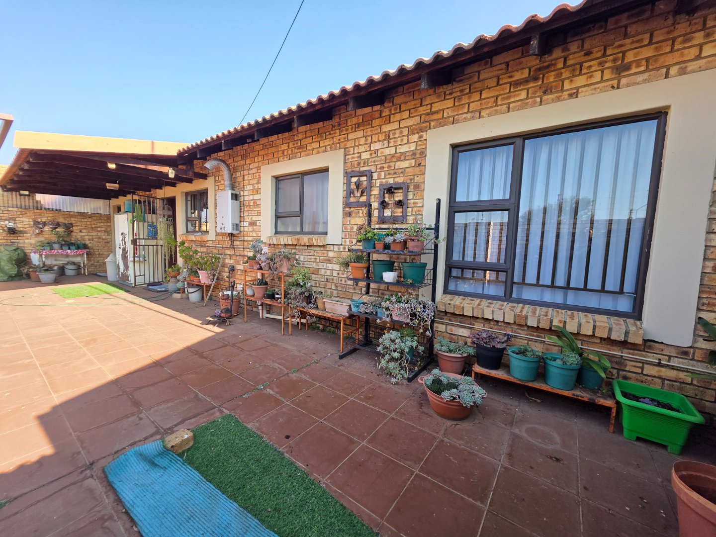 TWO BEDROOM,OPEN PLAN LOUNGE WITH MODERN KITCHEN ,FULL BATHROOM IN A SAFE COMPLEX