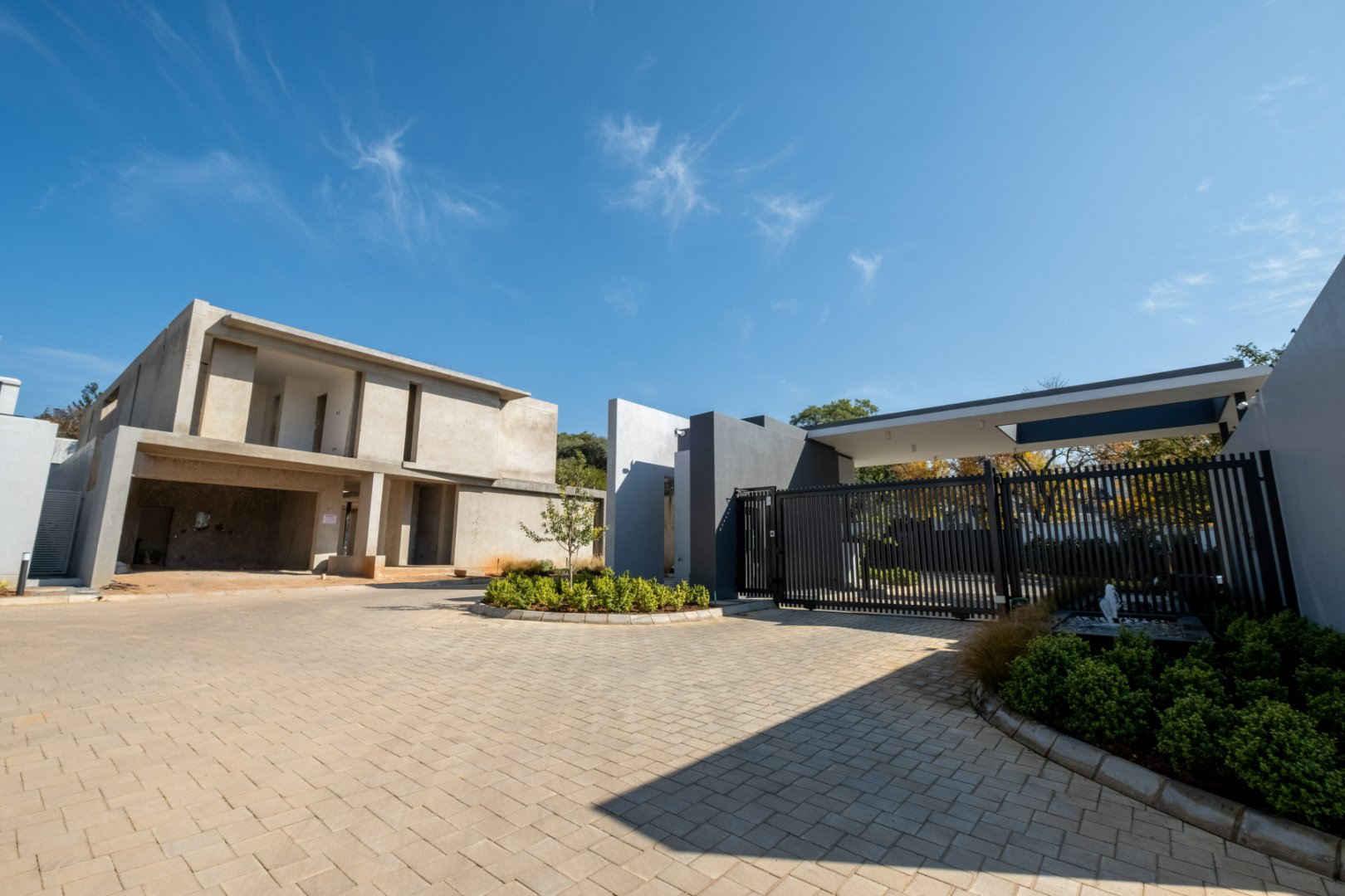 Luxury Cluster in Exclusive Boomed Road