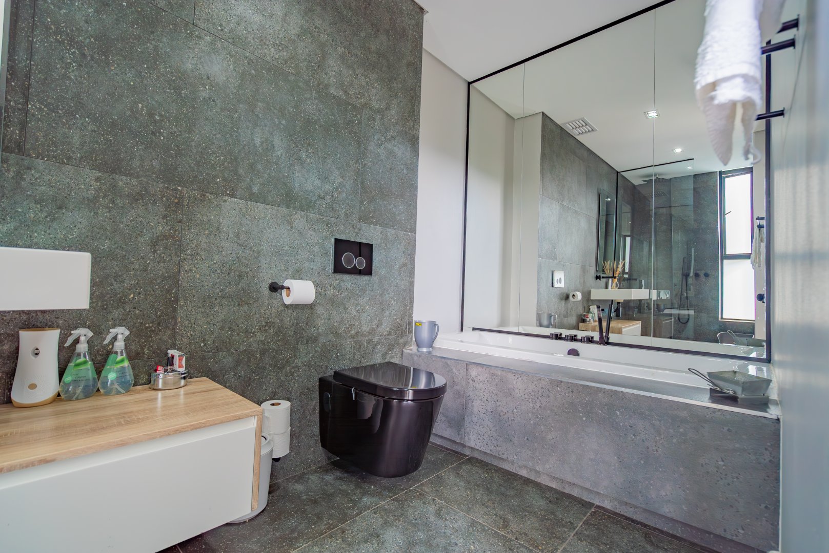 Luxury Cluster Living in an Elite Boomed Enclosure