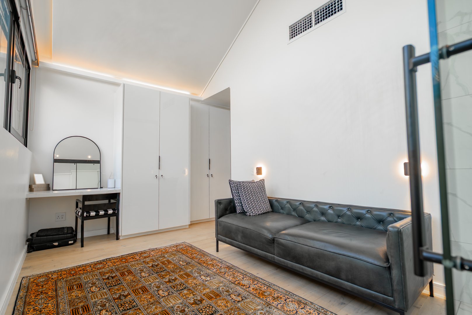 Ultra-Luxury 3 Bed Duplex Villa in Hyde Park | Pool, Staff Suite & Backup Power
