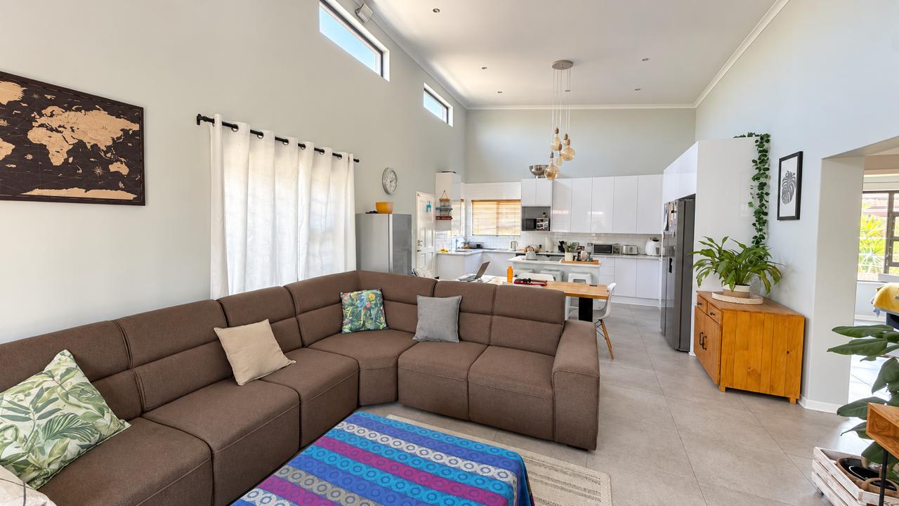 OPEN PLAN LIVING AREA 
