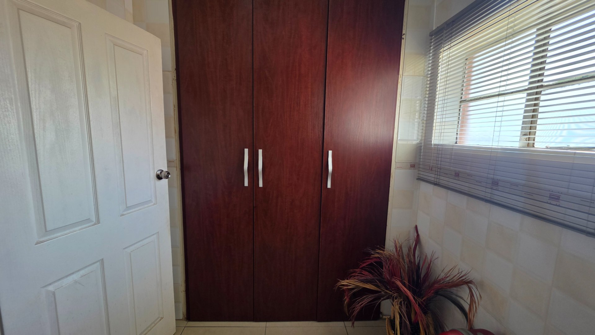 LINEN CUPBOARDS IN MAIN BATHROOM