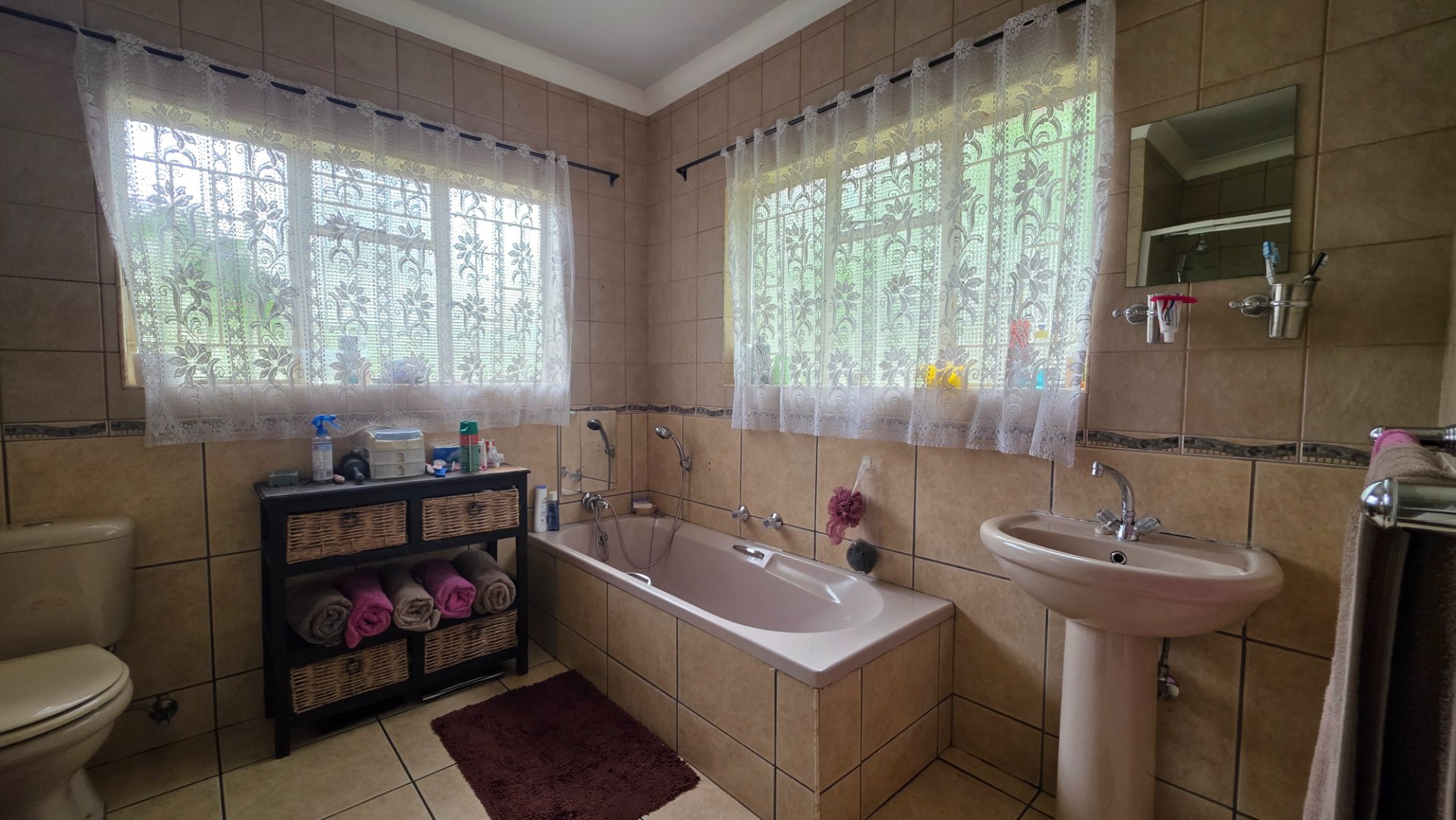 EN SUITE BATHROOM IN MAIN BEDROOM