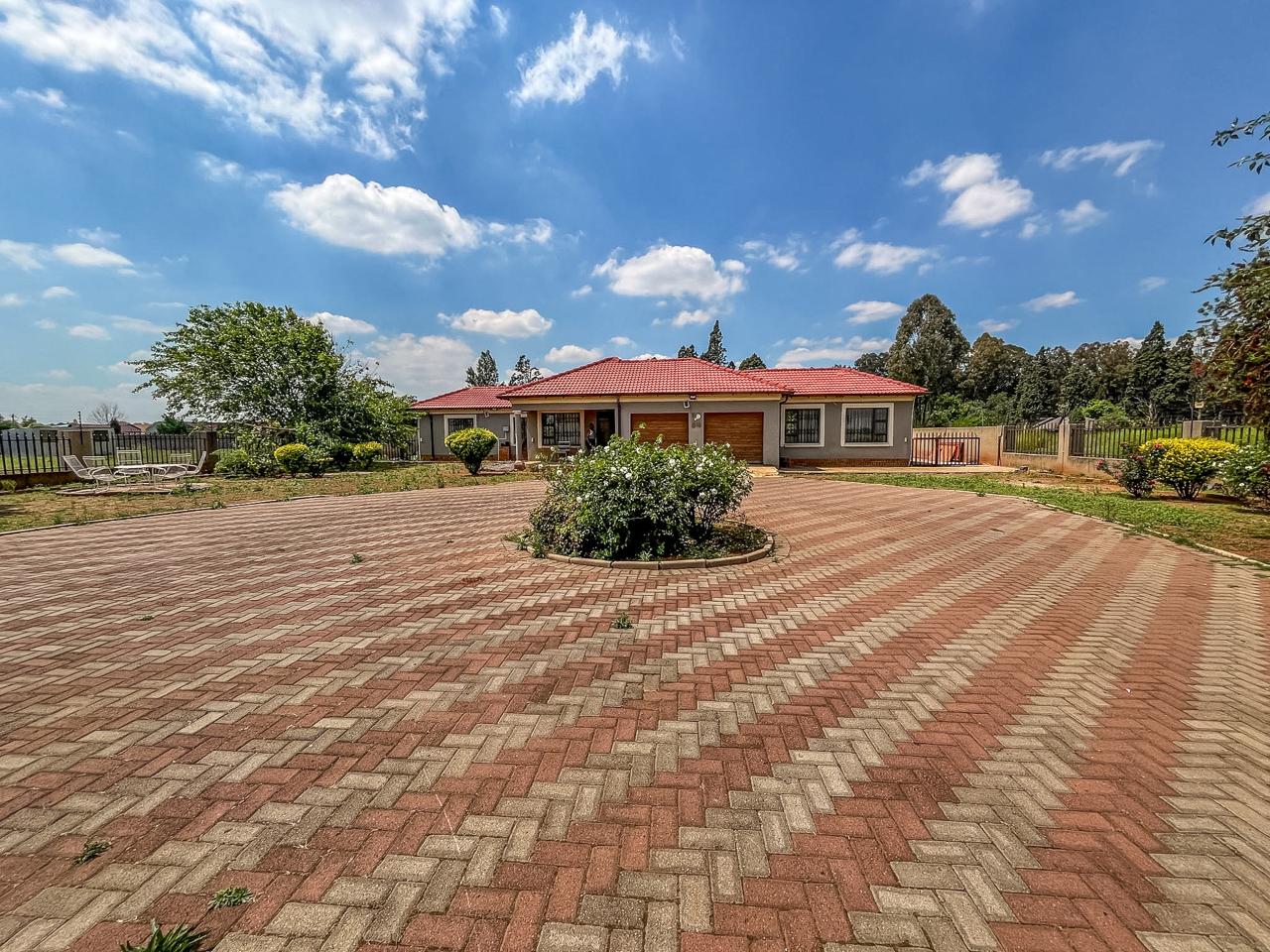 Spacious 5-Bedroom Family Home with Pool & Excellent Entertainment Space