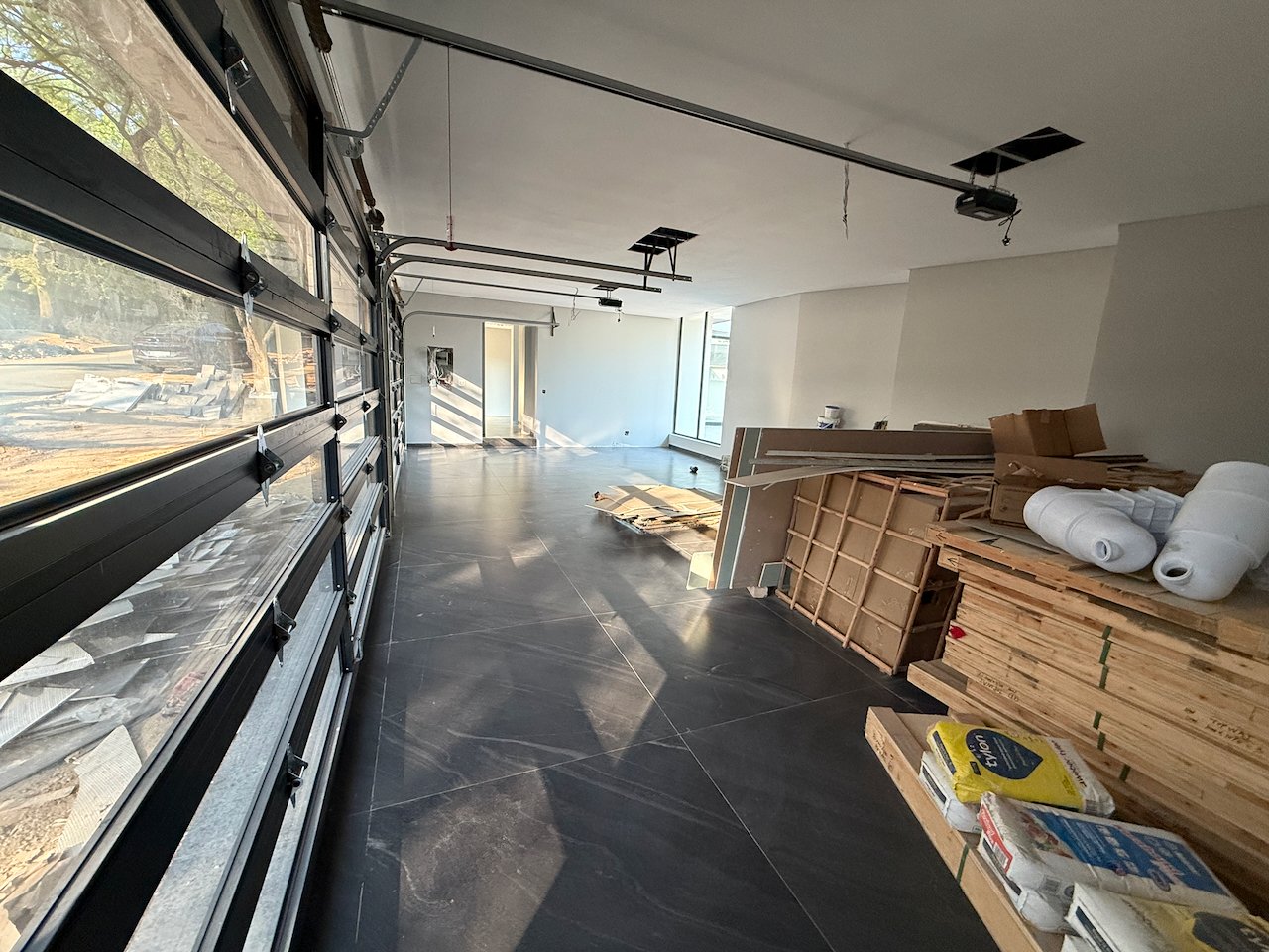 Move In for Christmas: 760 m² Villa Behind a Double Boom in Sandhurst