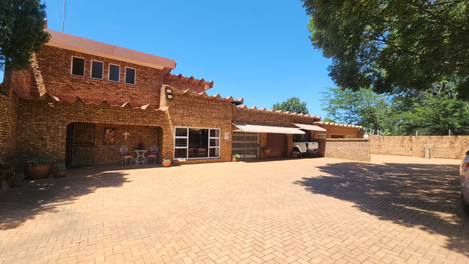 GARAGES OF MAIN DWELLING