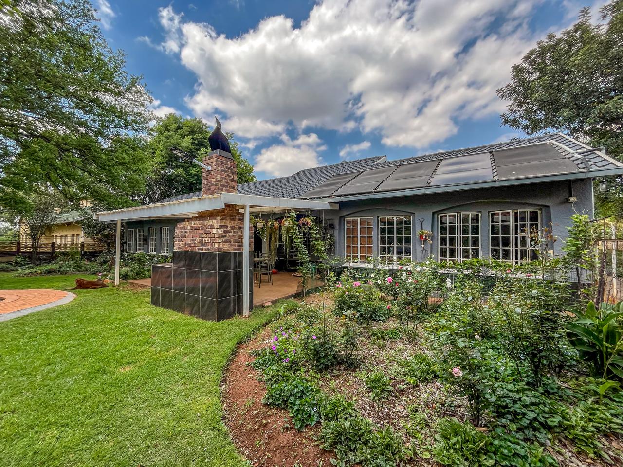 Elegant 4-Bedroom Family Home with Heated Pool, Entertainment Area & Spacious Garden