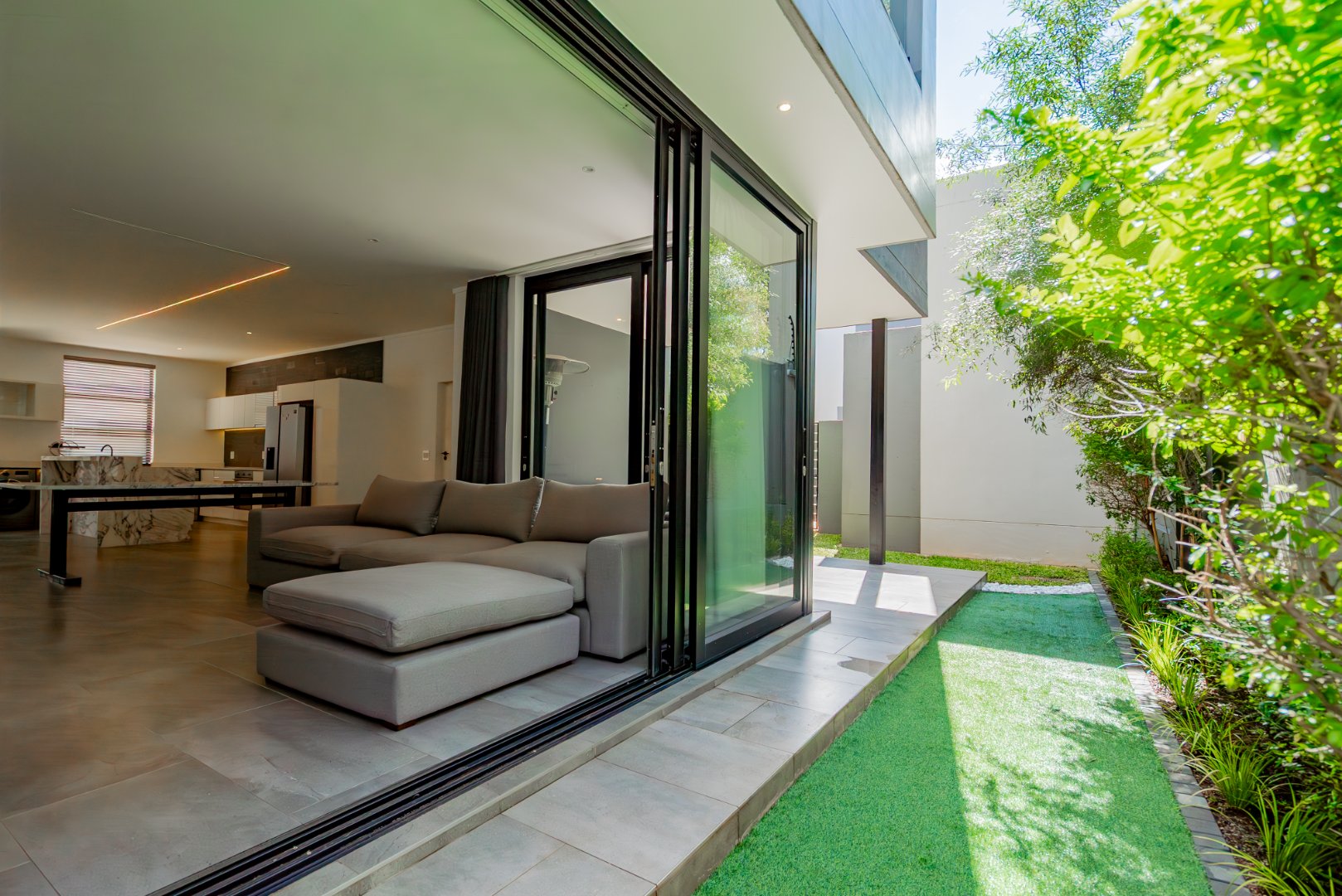 Modern 3 Bed Hyde Park Townhouse with Solar, PJ Lounge & Double Garage