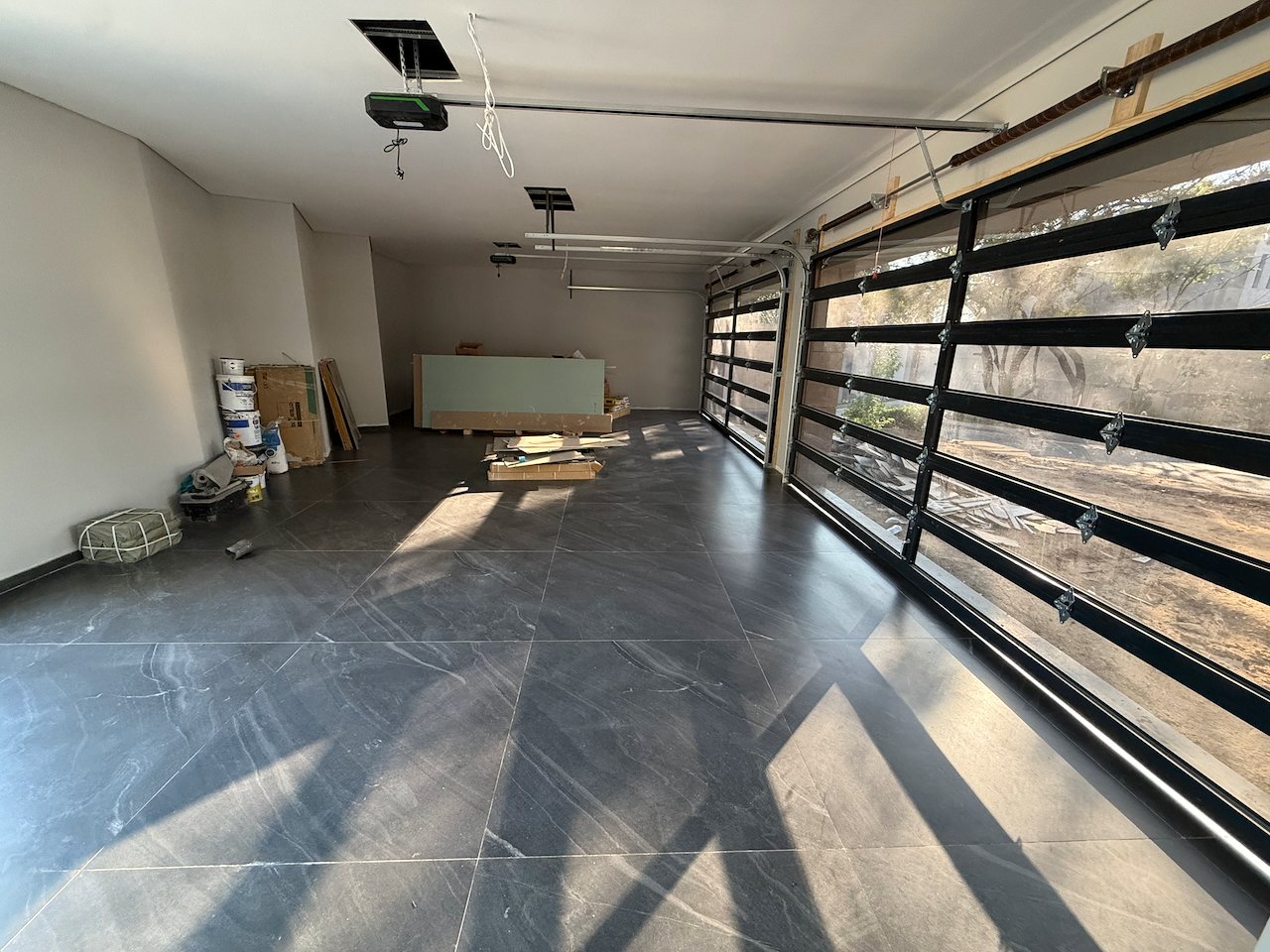 Move In for Christmas: 760 m² Villa Behind a Double Boom in Sandhurst