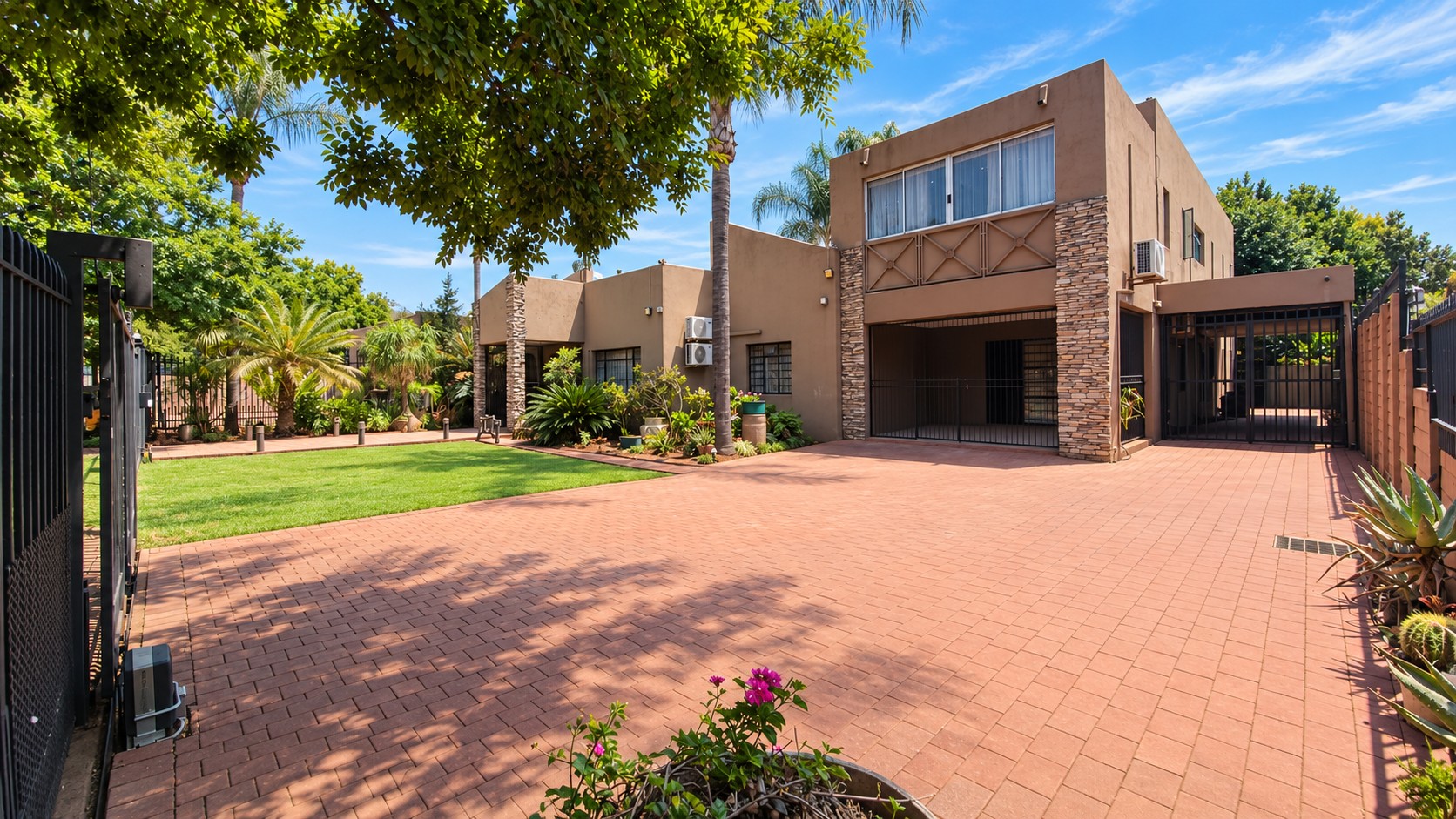 Spacious Waverley Family Home with Separate Flat and Exceptional Entertainment Facilities