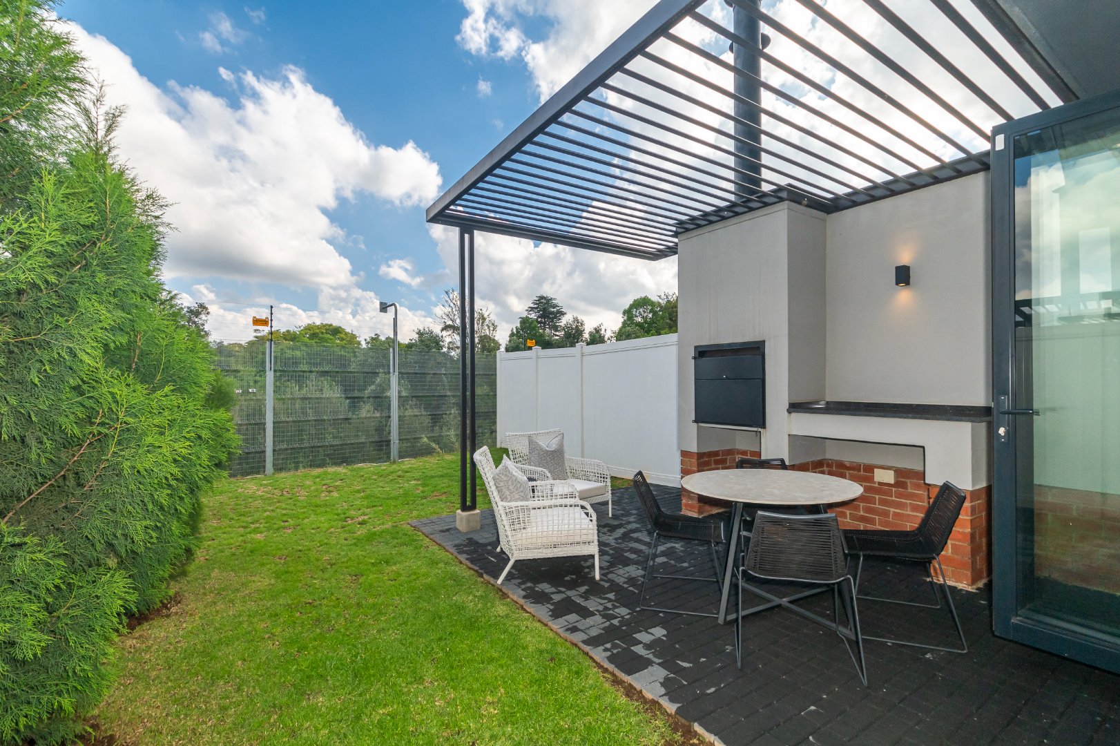 Executive Townhouse with Roof Terrace and Sandton View