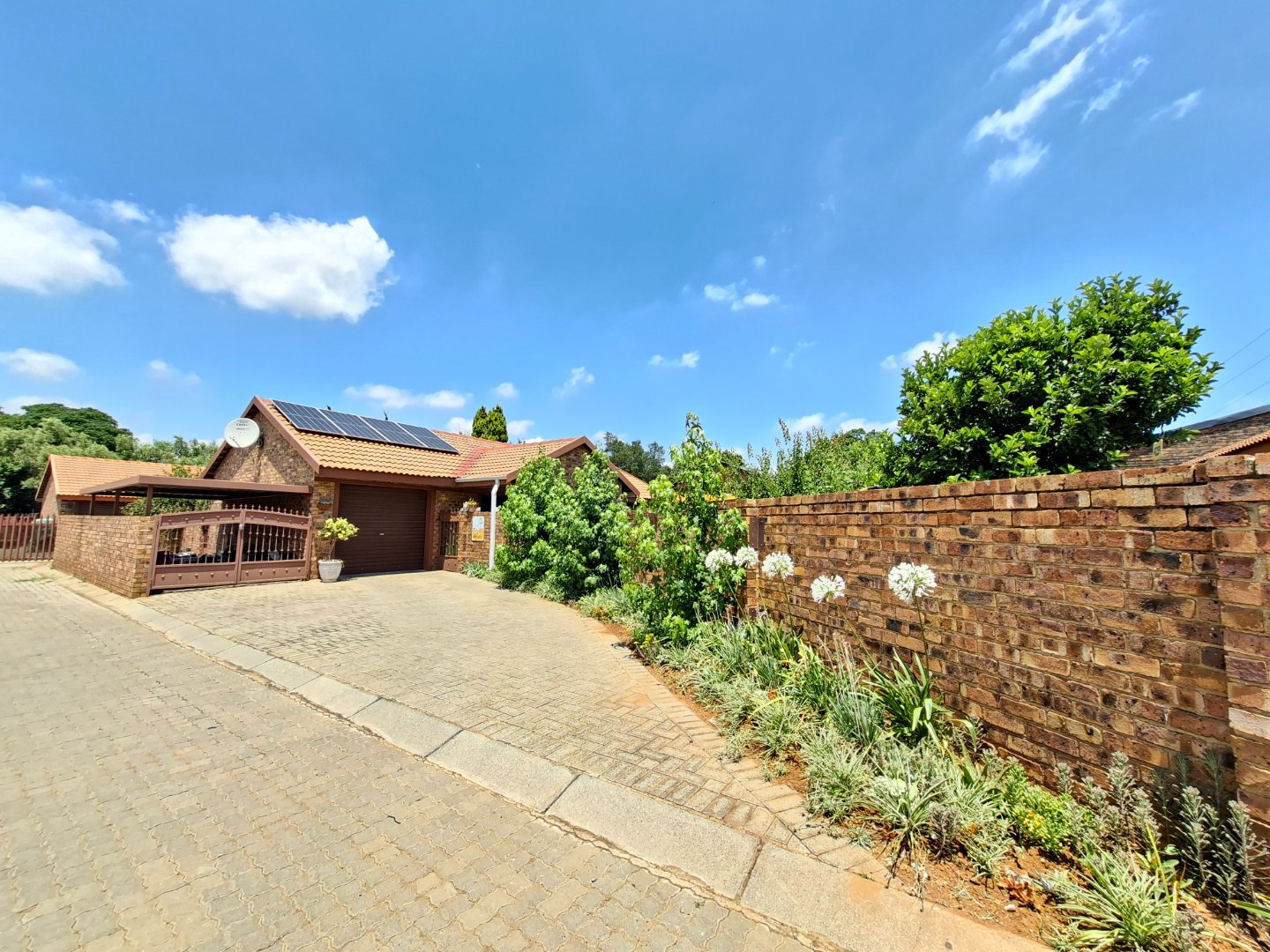 Modern, full-title townhouse offering comfort, space, and energy-efficient living.