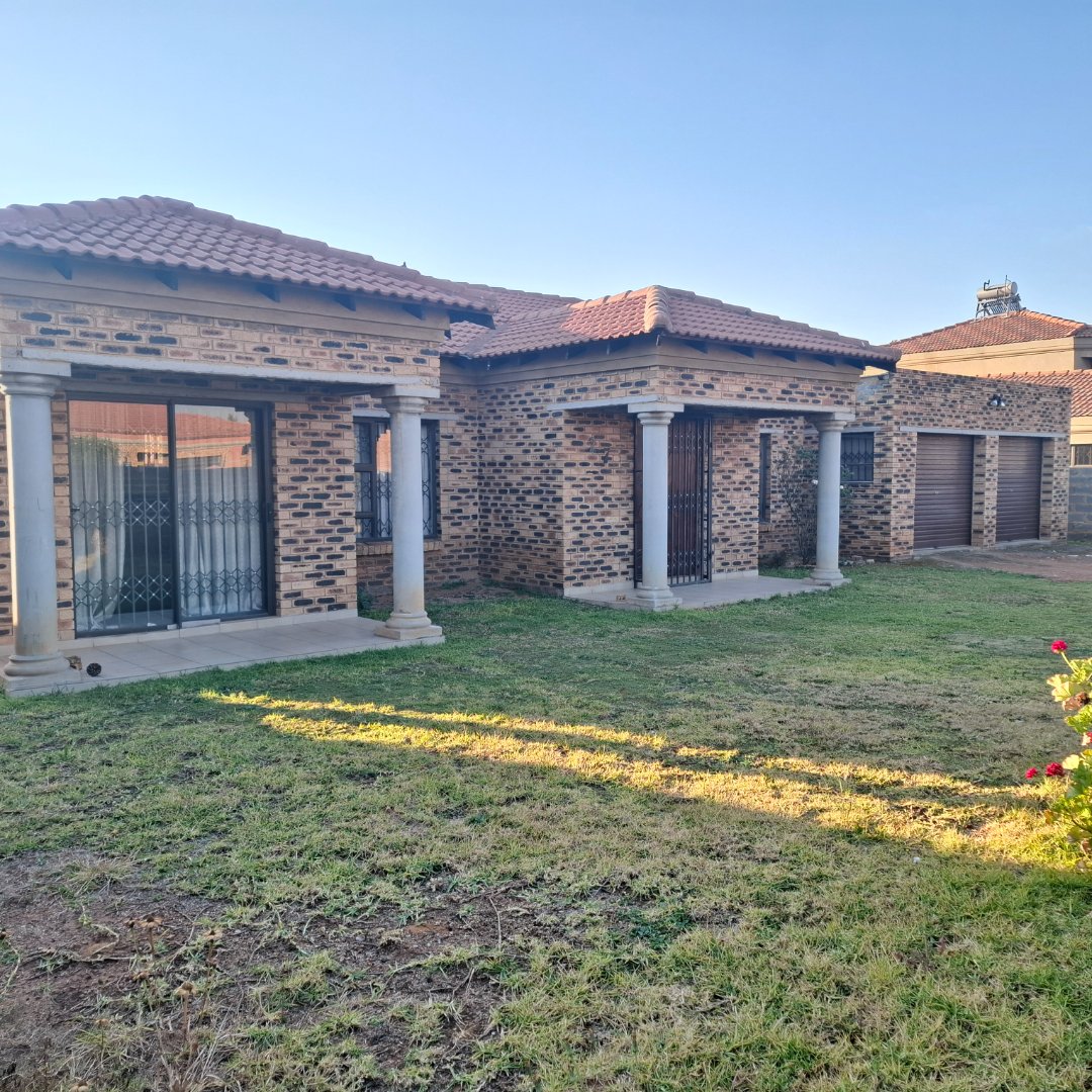 FOUR BEDROOM HOUSE FOR SALE IN MEYERTON PARK