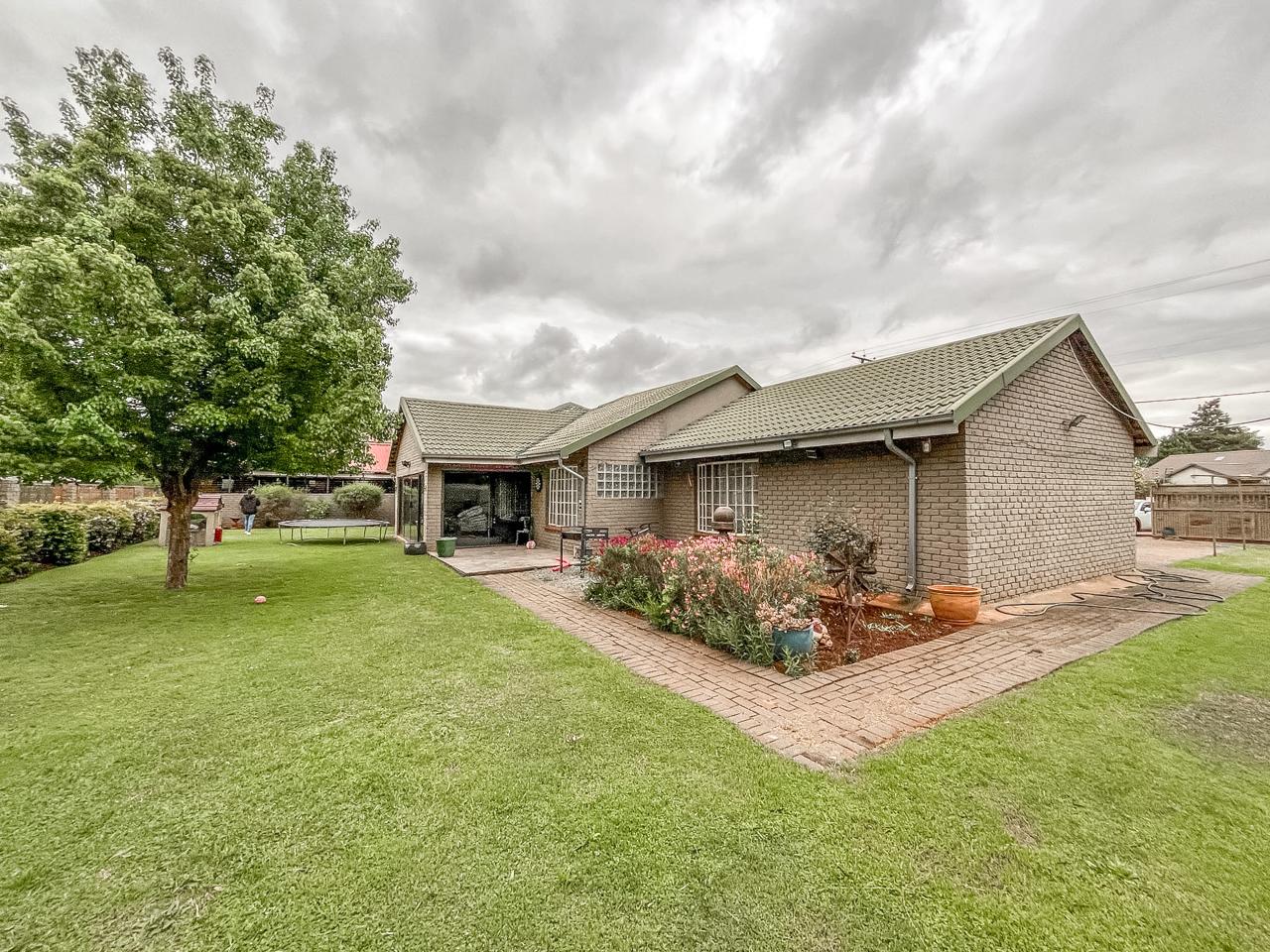 Modern & Stylish 3-Bedroom Family Home with Entertainment Area