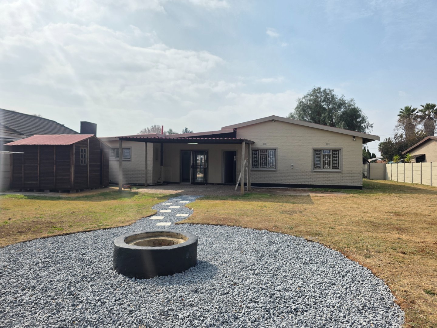 NEWLY RENOVATED FAMILY DWELLING WITH FLAT FOR A AN EXTENDE FAMILY OR AN XTRA RENT OUT INCOME.