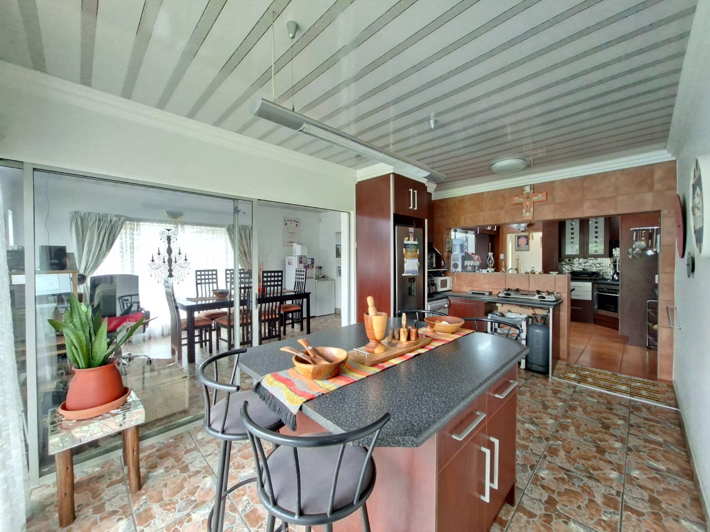 ENTERTAINMENT AREA TO KITCHEN